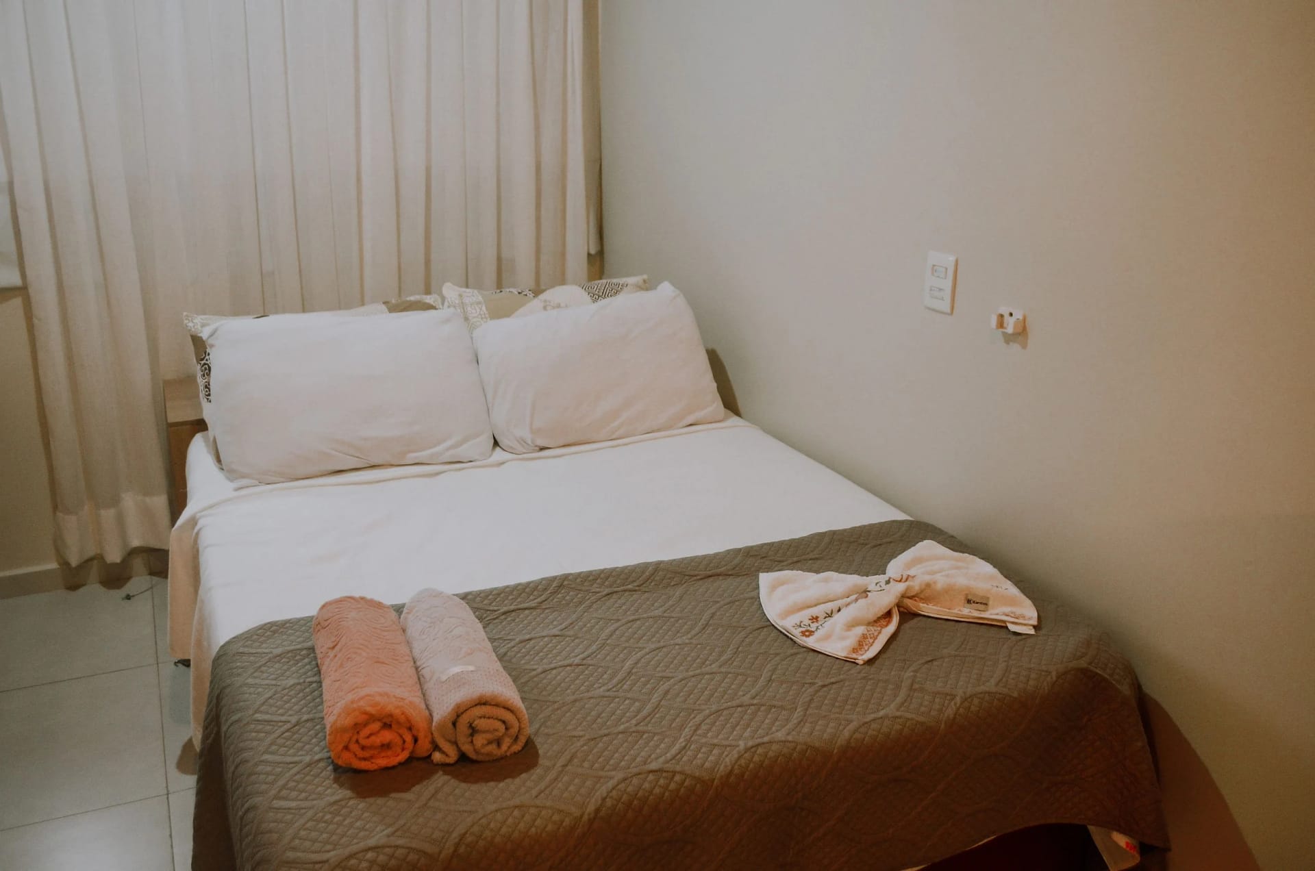 Quarto — Flat Solar Água Santorini by Qavi