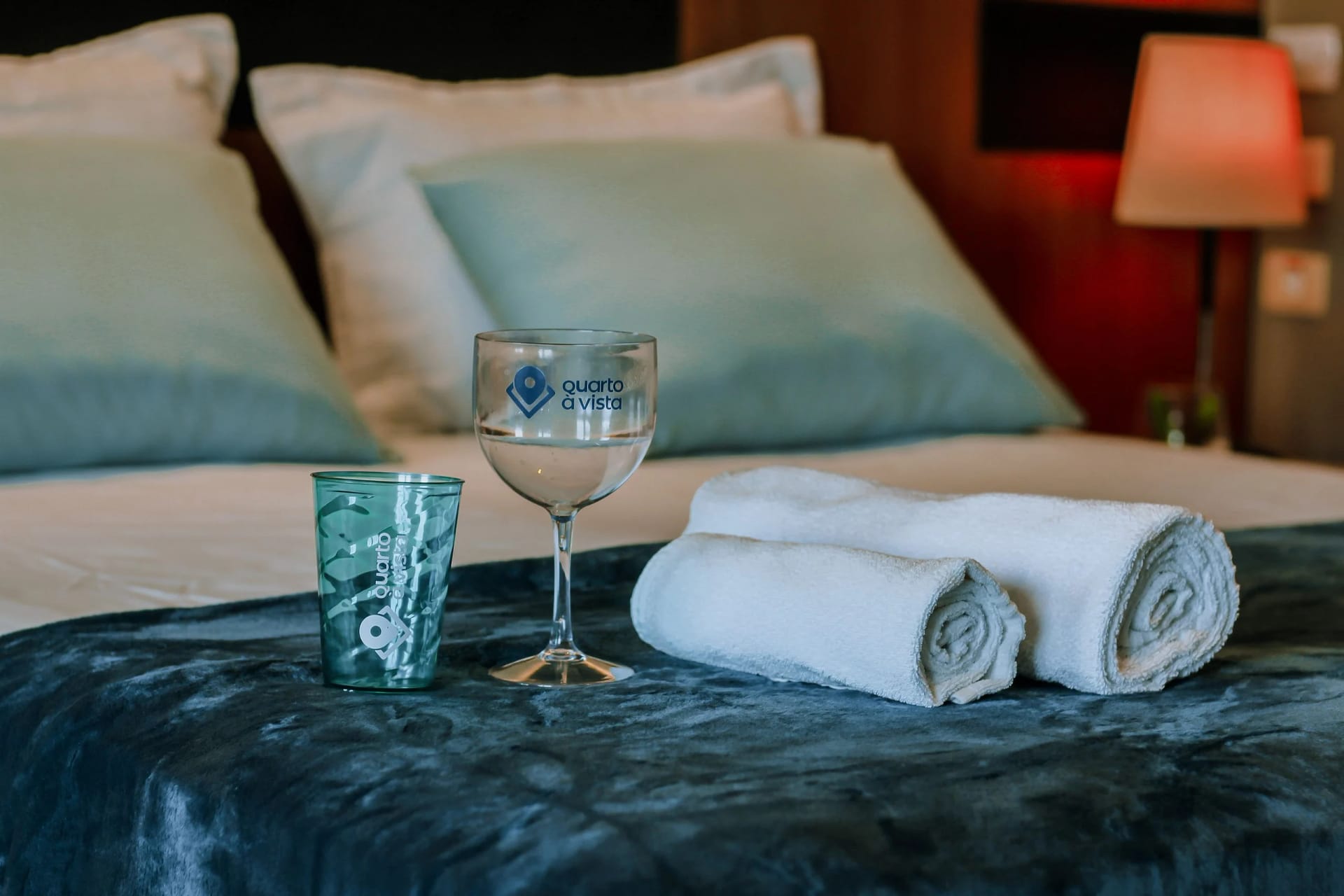 Cama — Flat com Vista Parcial Mar em Petrópolis by Qavi