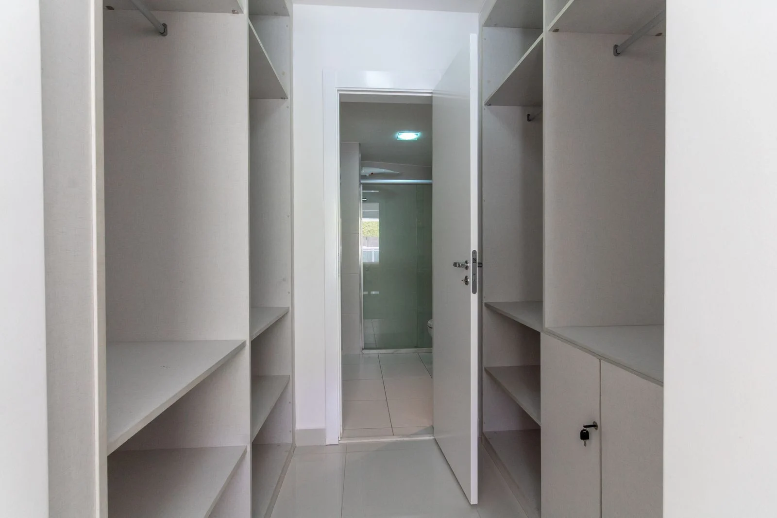 Quarto — In Mare Bali Flat Fiji by Qavi