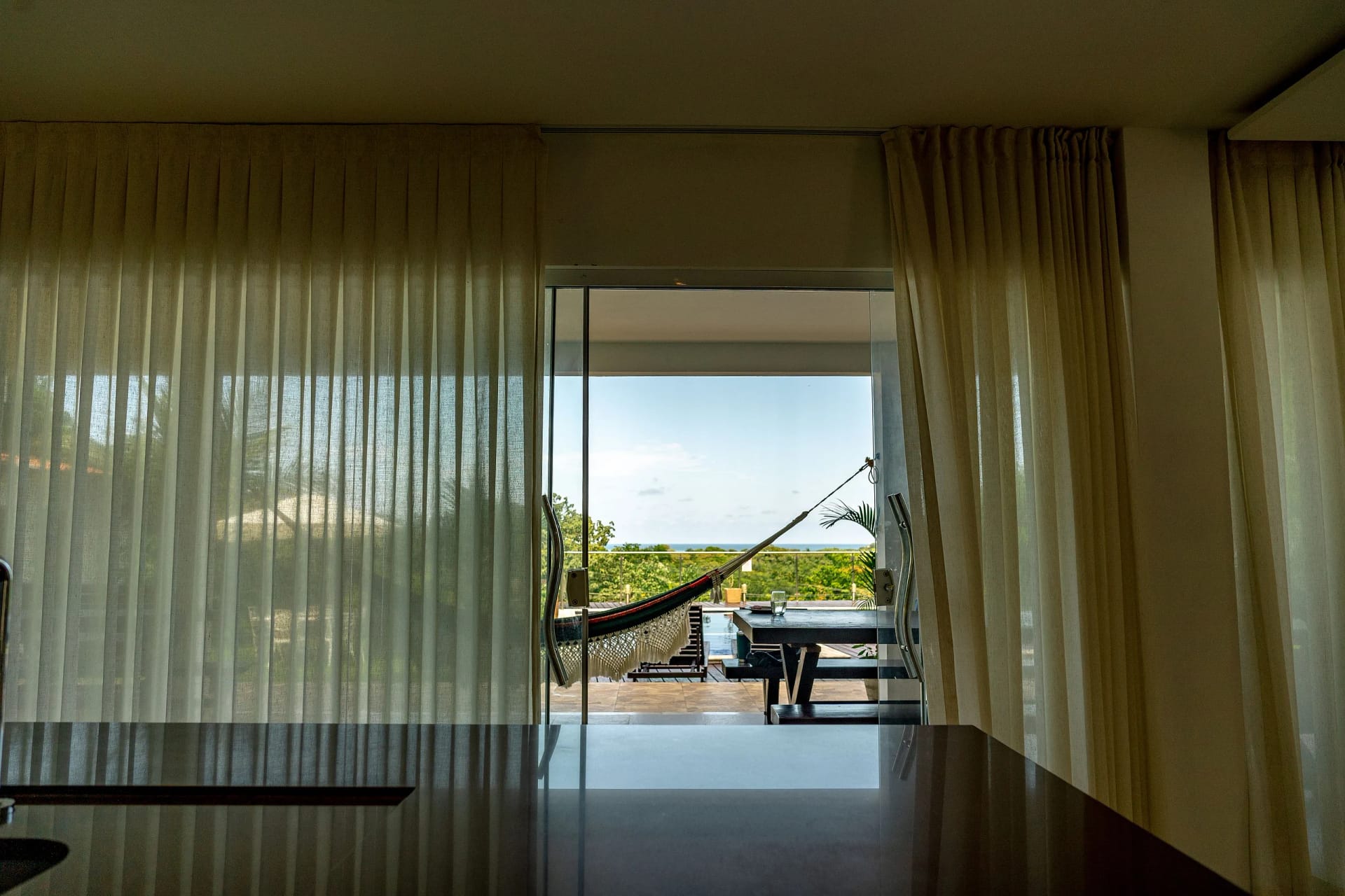Cozinha ou kitnet — Casa com Piscina em Pipa no Flores da Mata by Qavi