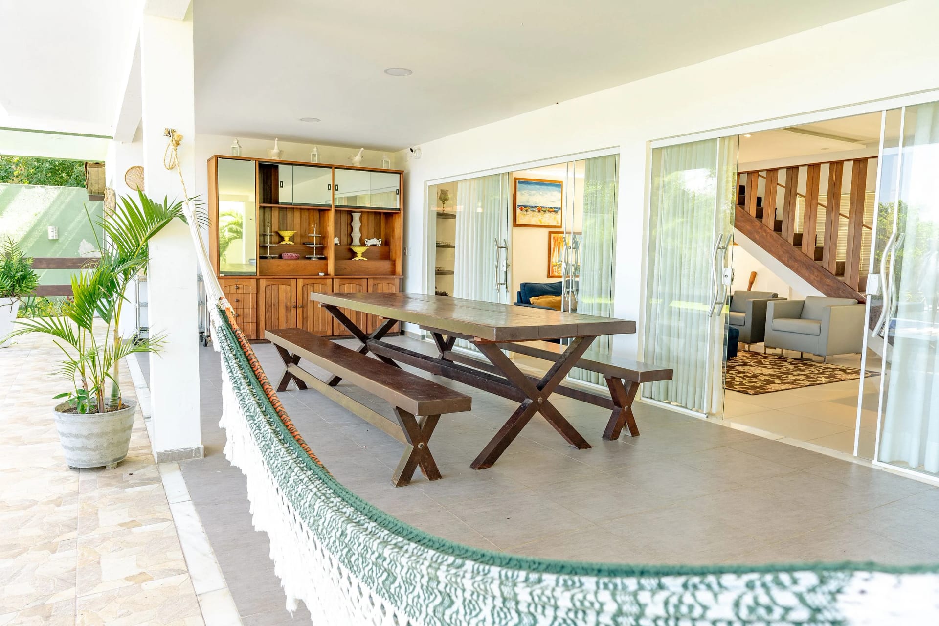 Área de estar — Casa com Piscina em Pipa no Flores da Mata by Qavi