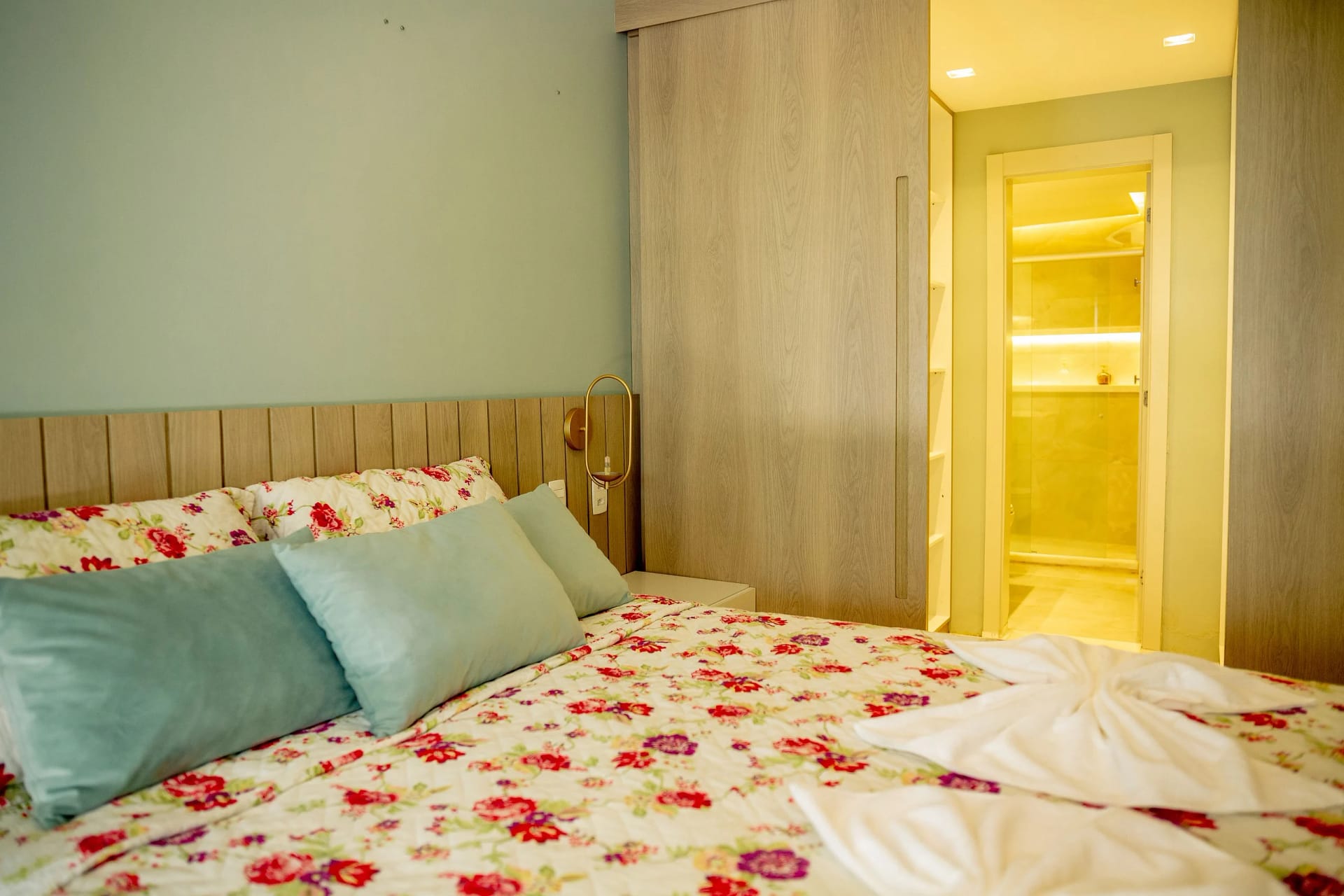 Foto de todo o quarto — In Mare Bali Flat Premium Sardenha by Qavi
