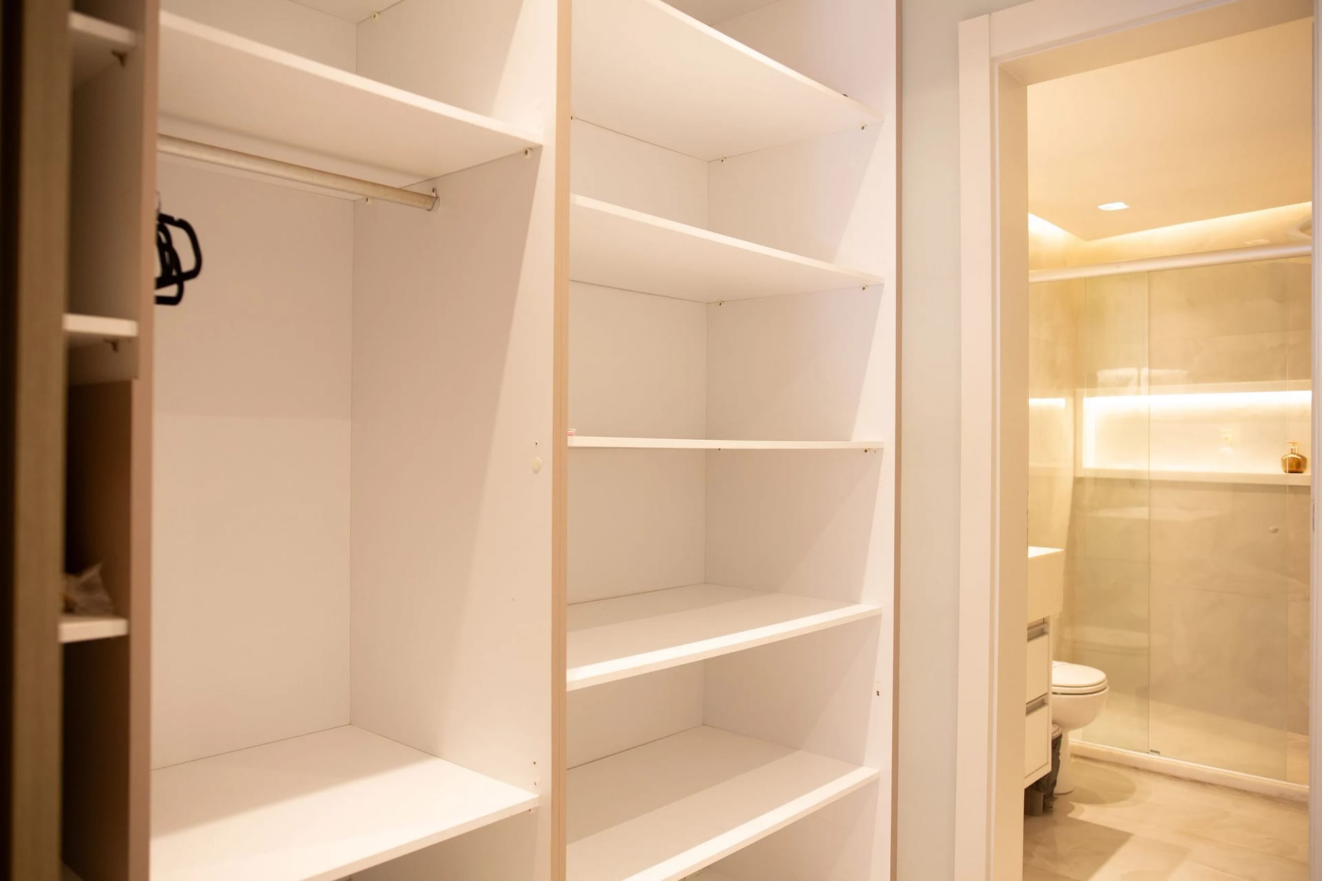 Quarto — In Mare Bali Flat Premium Sardenha by Qavi