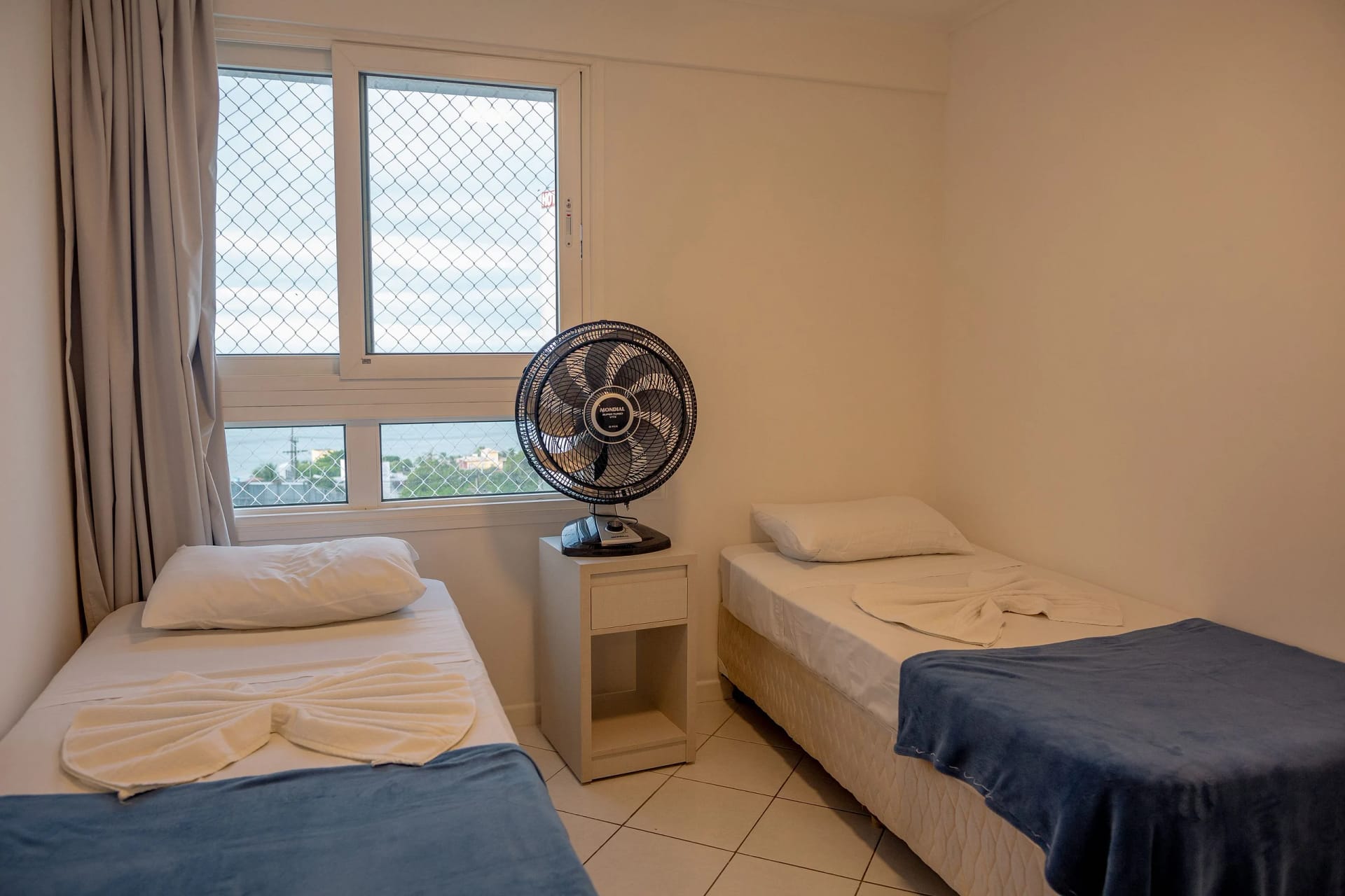 Foto de todo o quarto — Pontamares Flat Bali em Ponta Negra by Qavi