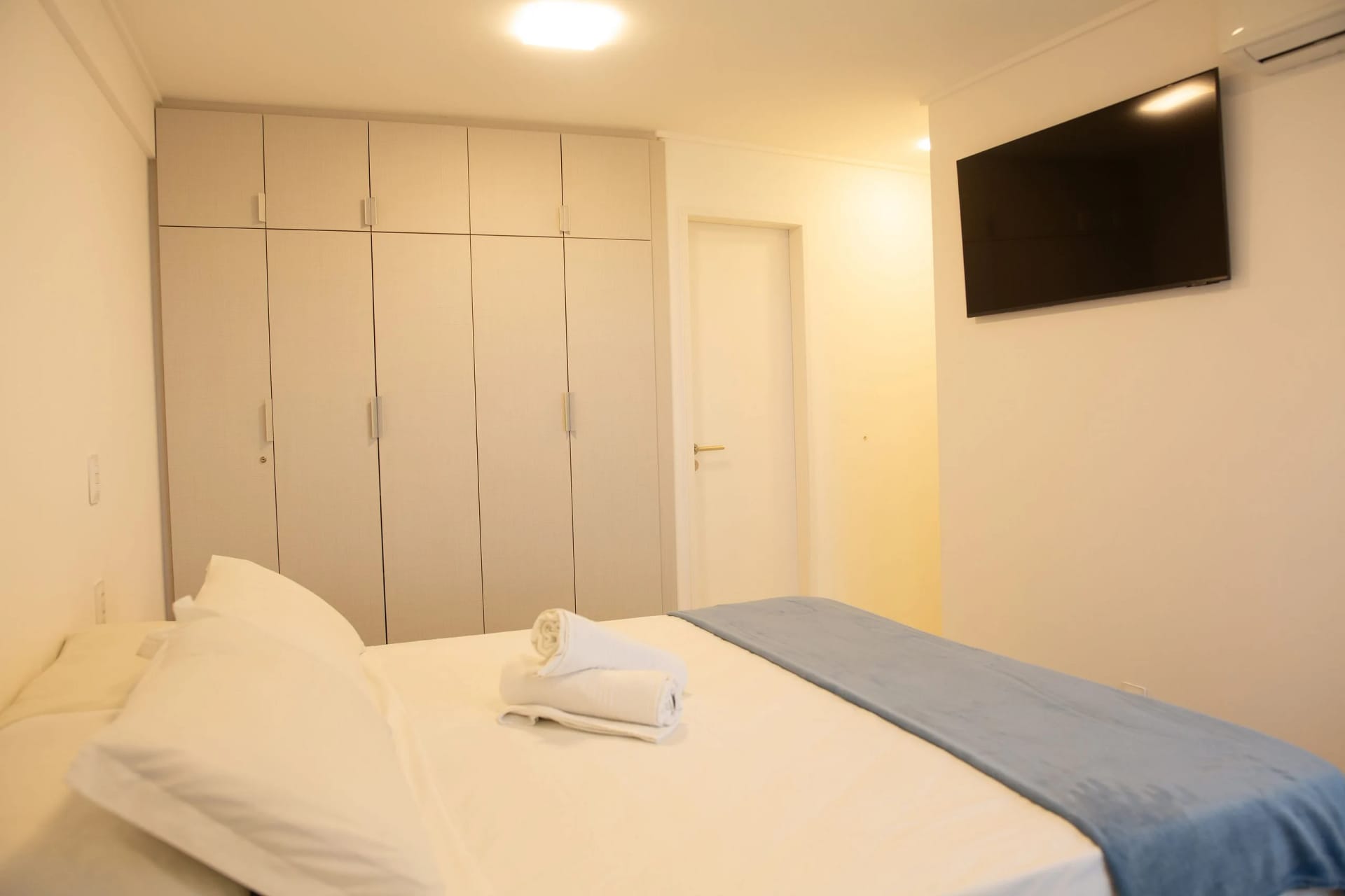 Foto de todo o quarto — Pontamares Flat Bali em Ponta Negra by Qavi