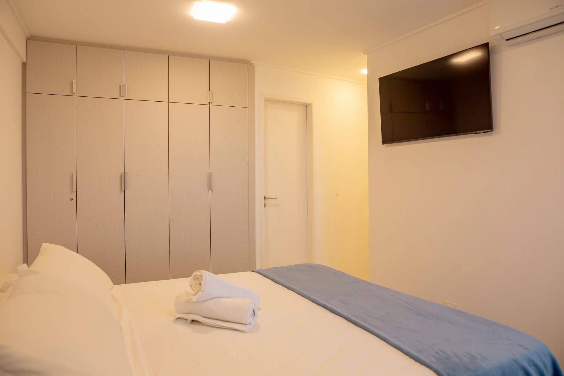 Foto de todo o quarto — Pontamares Flat Bali em Ponta Negra by Qavi