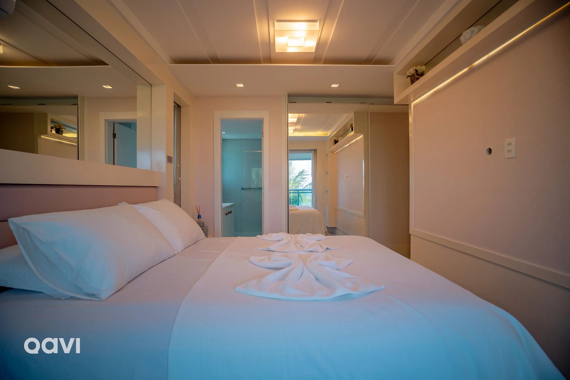 Foto de todo o quarto — In Mare Bali Flat Cobertura Nusa by Qavi
