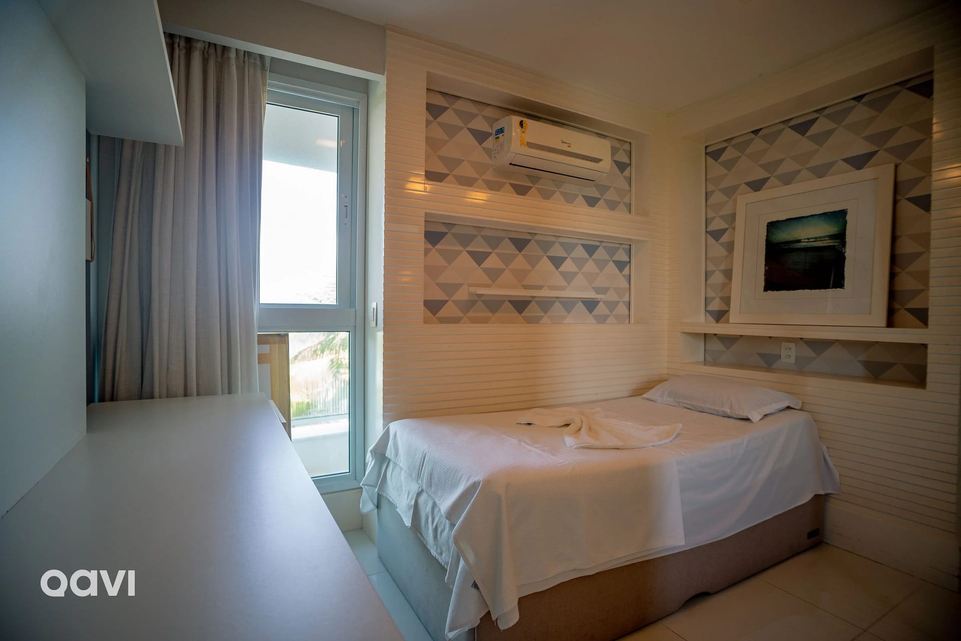 Foto de todo o quarto — In Mare Bali Flat Cobertura Nusa by Qavi