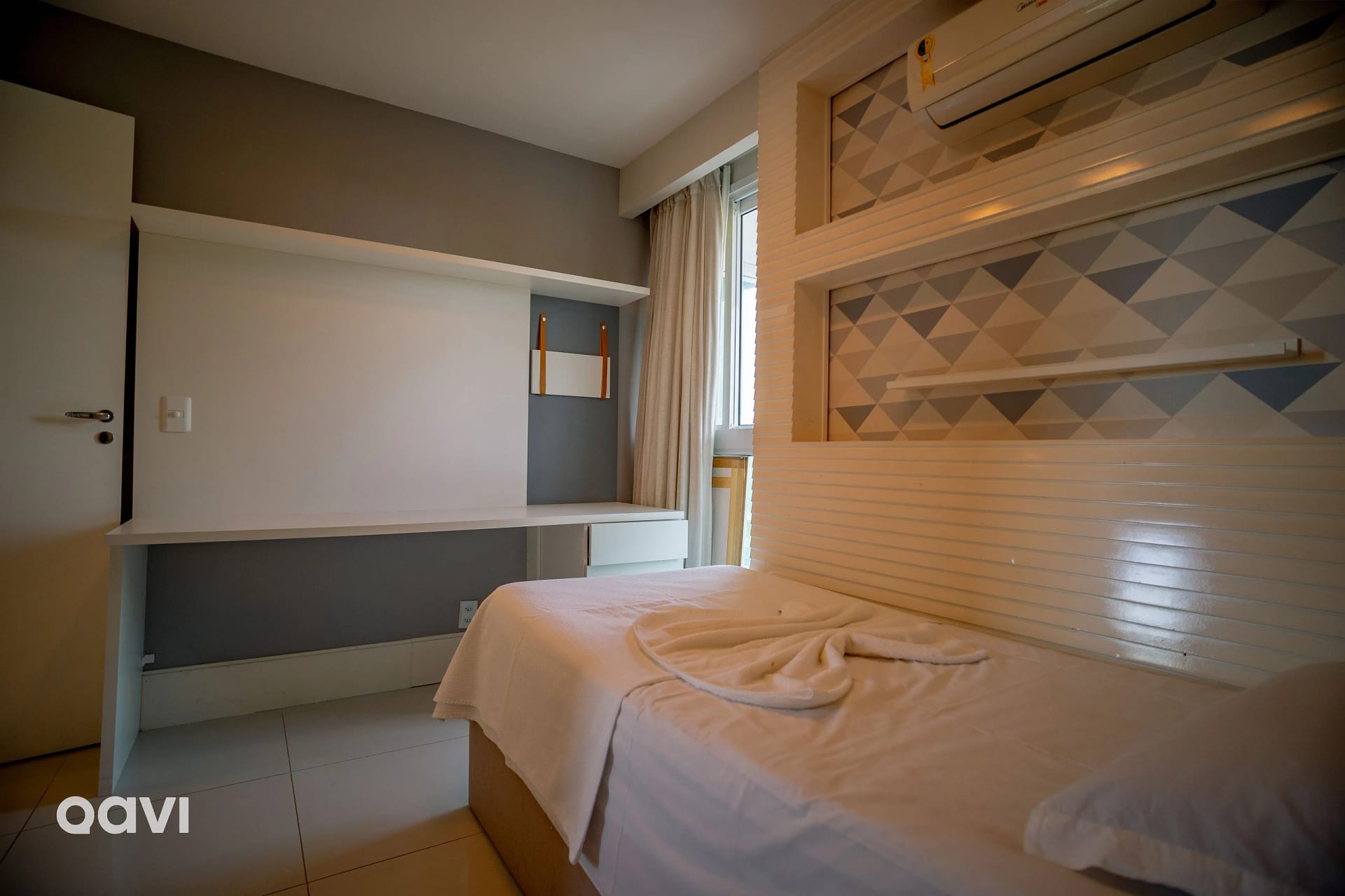 Foto de todo o quarto — In Mare Bali Flat Cobertura Nusa by Qavi