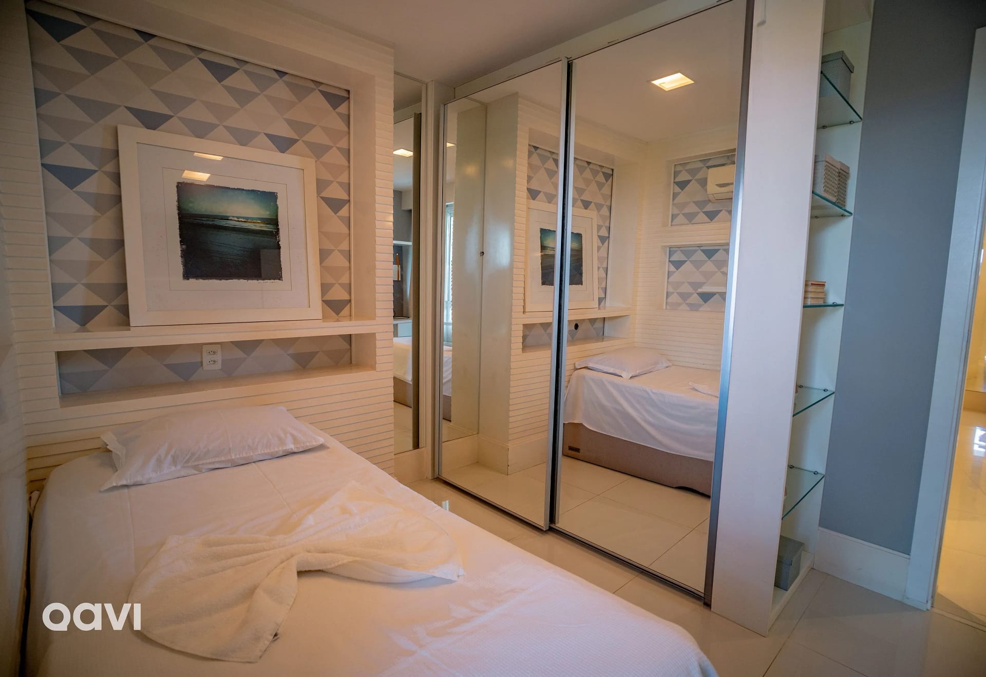 Foto de todo o quarto — In Mare Bali Flat Cobertura Nusa by Qavi