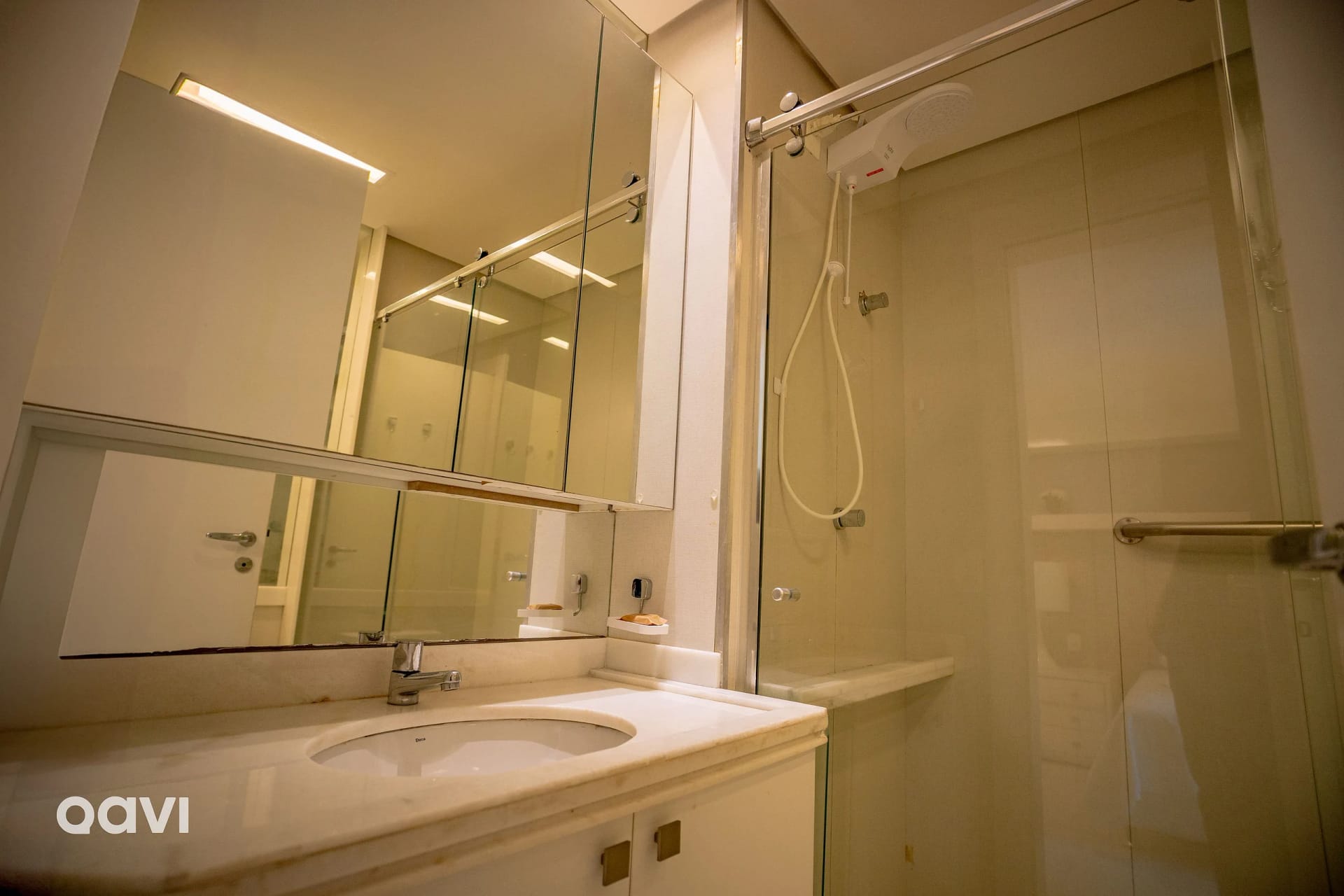 Foto de todo o quarto — In Mare Bali Flat Cobertura Nusa by Qavi