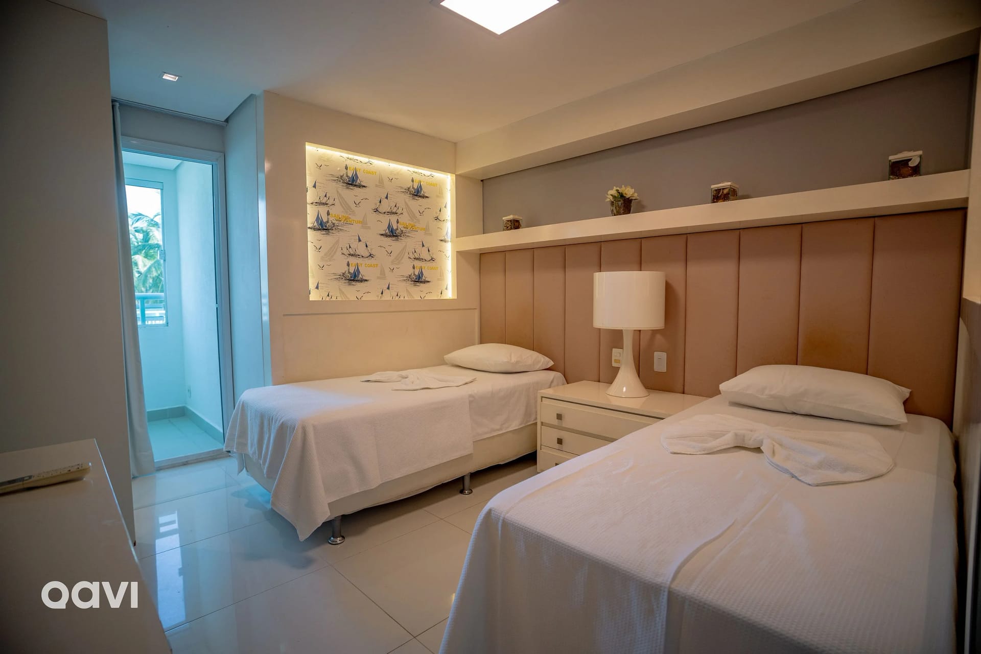 Foto de todo o quarto — In Mare Bali Flat Cobertura Nusa by Qavi