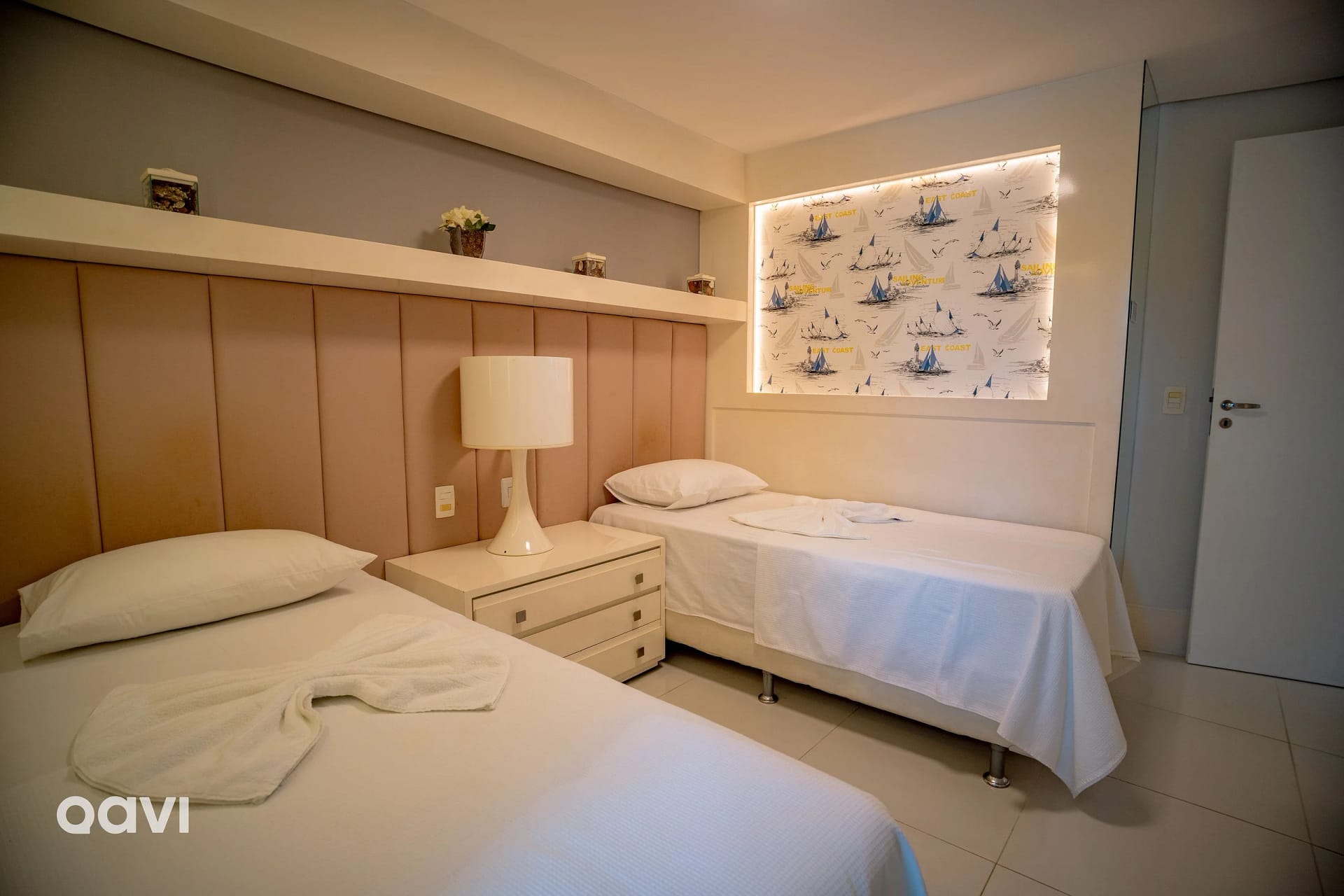 Foto de todo o quarto — In Mare Bali Flat Cobertura Nusa by Qavi