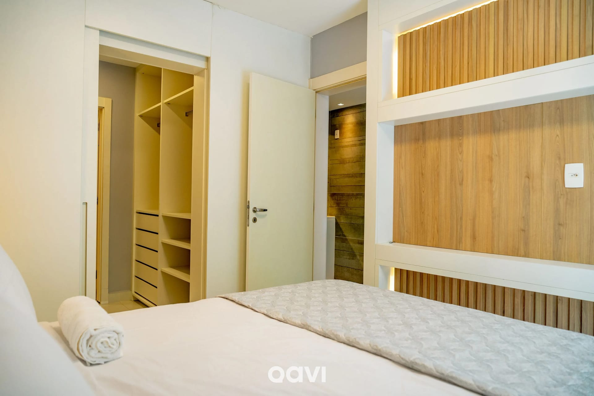 Quarto — In Mare Bali Flat Premium Santorini by Qavi