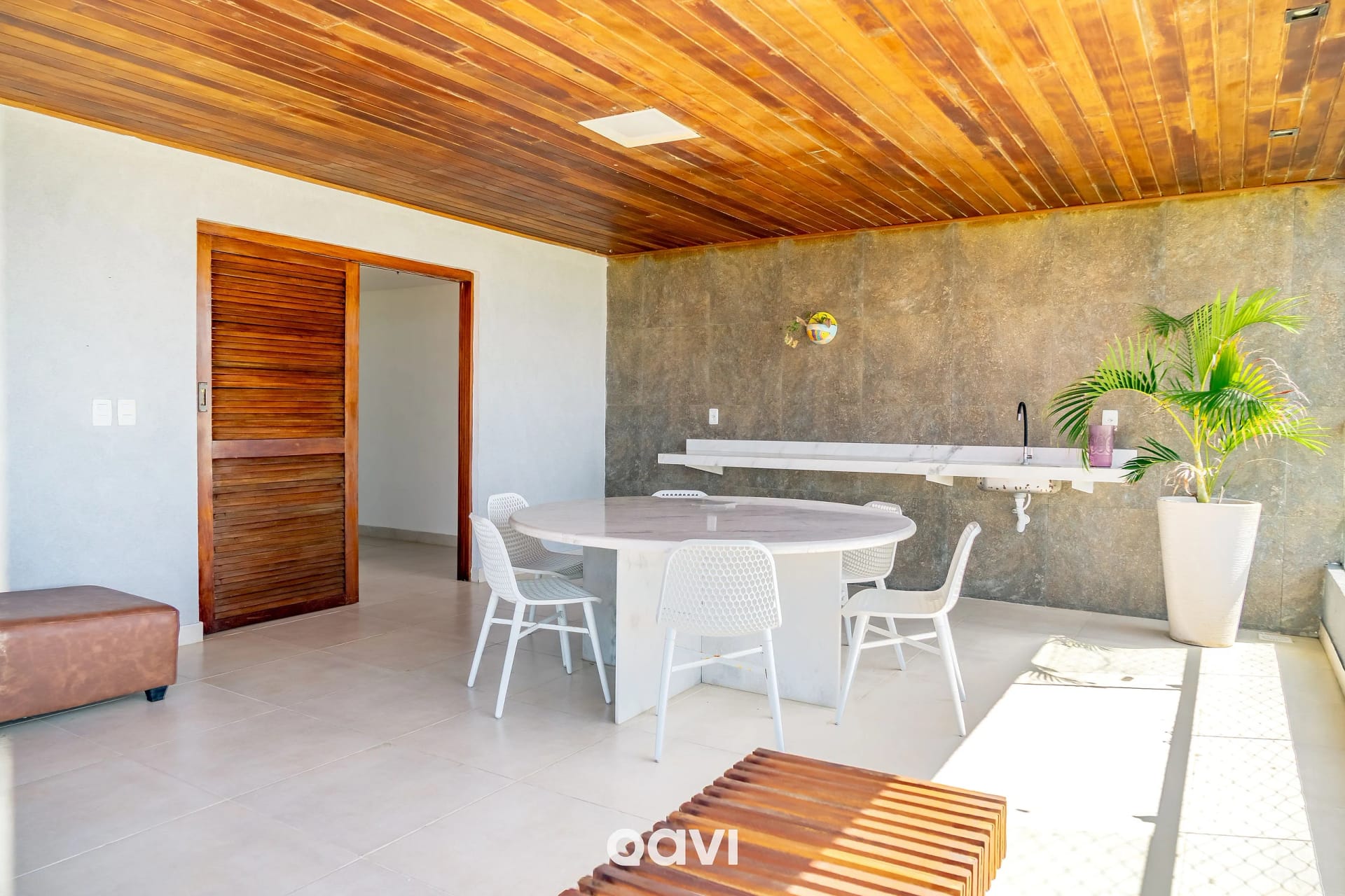 Sala de Estar — Casa pé na areia premium Pirangi by Qavi
