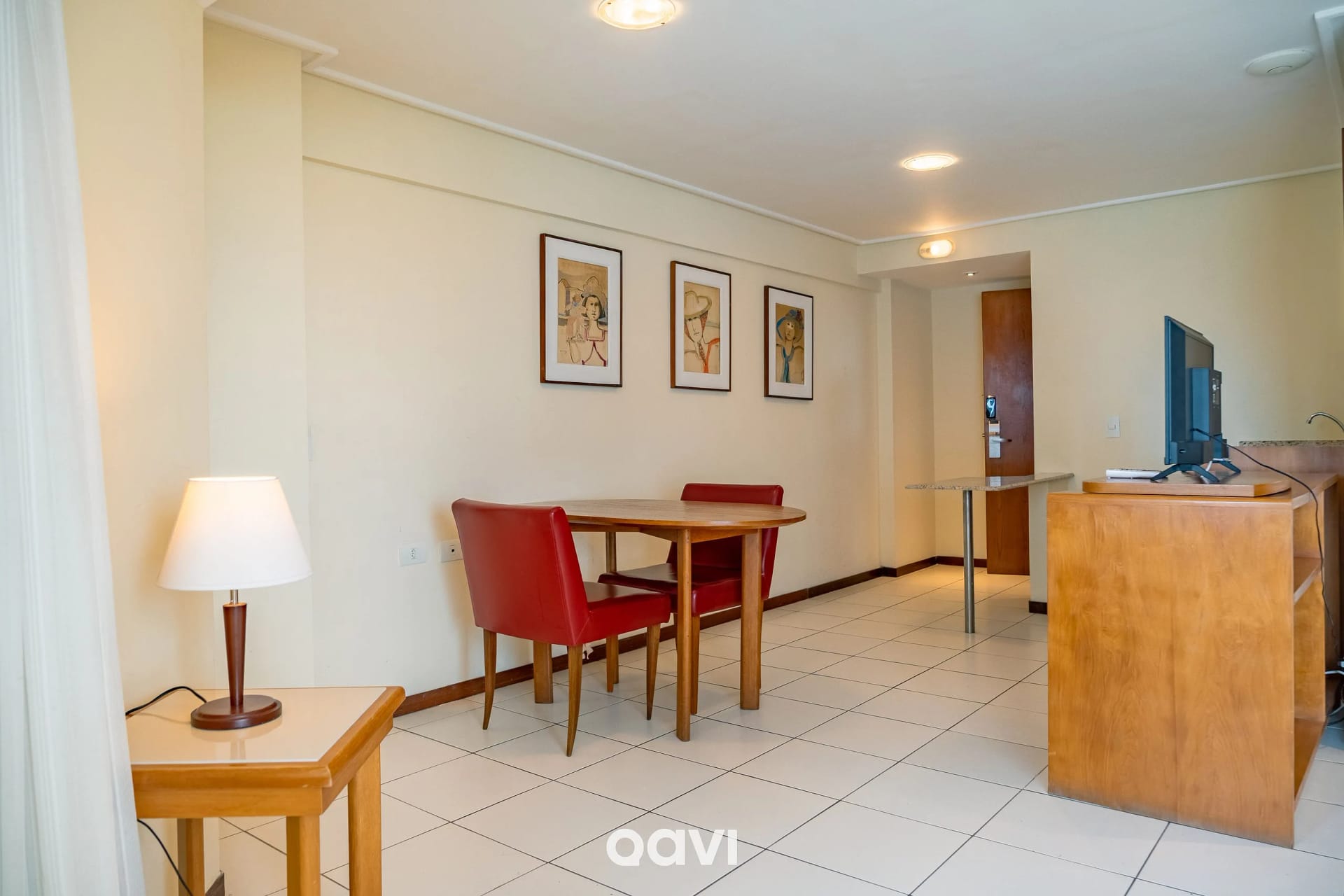 Foto de todo o quarto — Flat Vista Parcial Mar em Petrópolis by Qavi