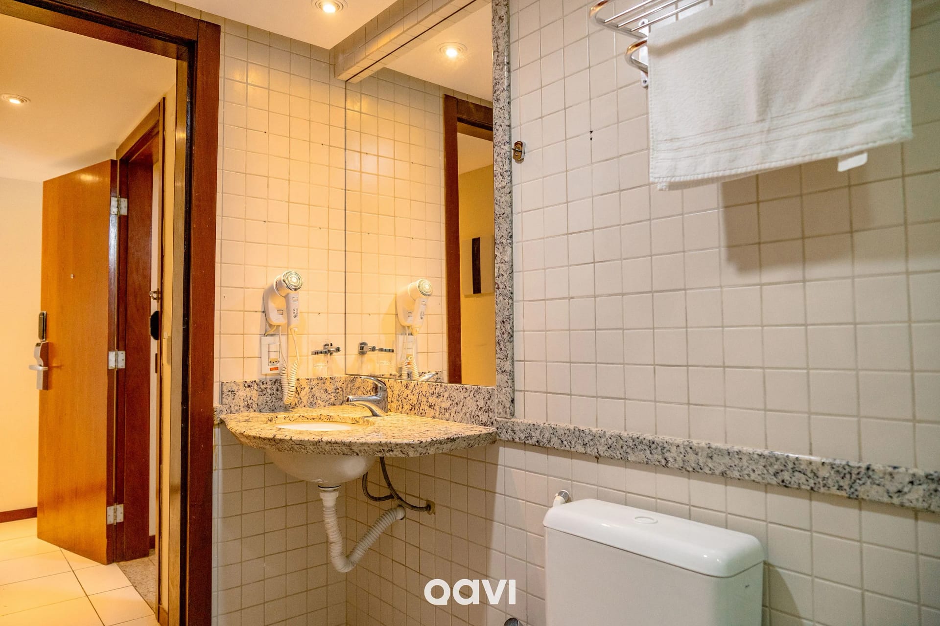 Banheiro — Flat Vista Parcial Mar em Petrópolis by Qavi