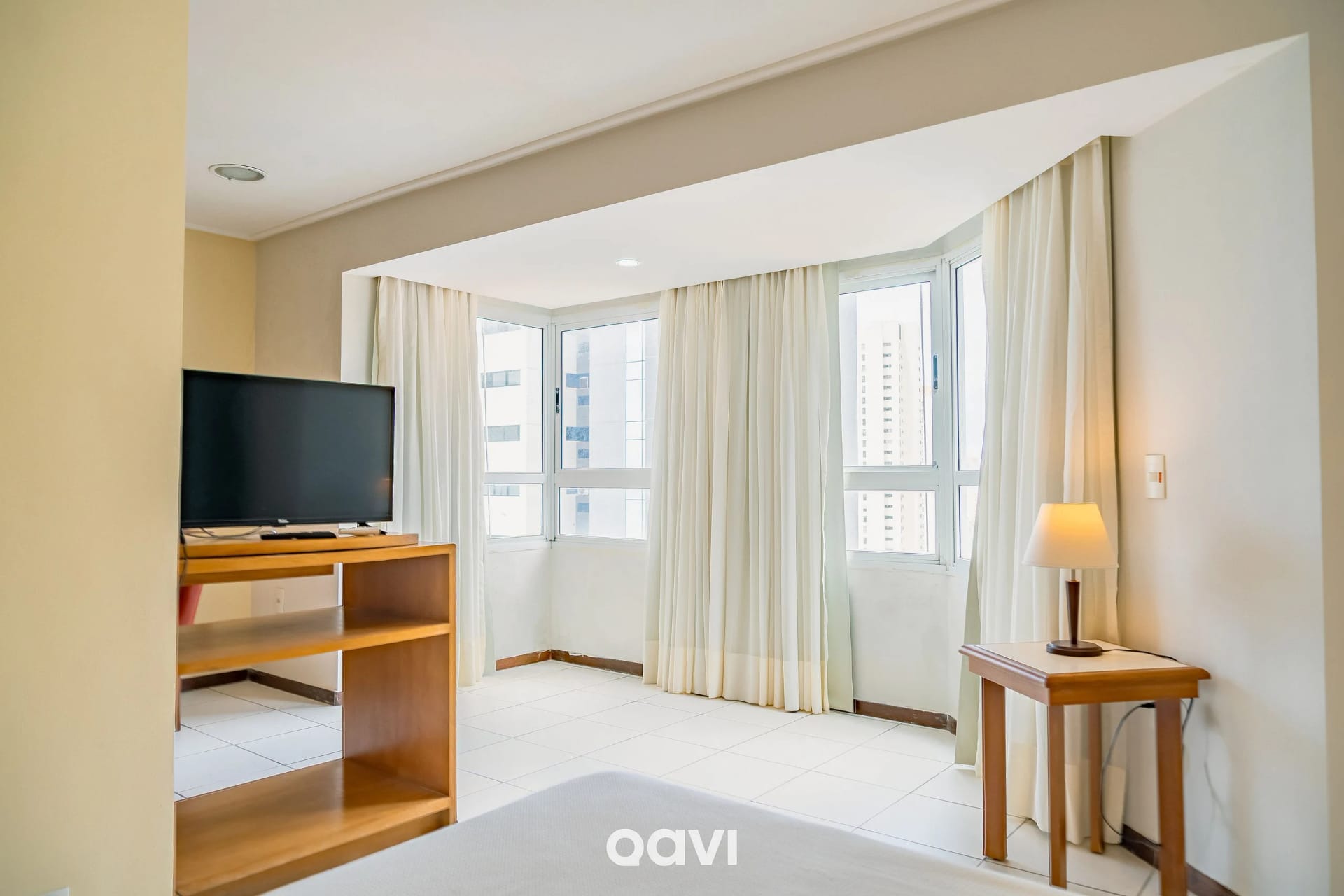 Foto de todo o quarto — Flat Vista Parcial Mar em Petrópolis by Qavi