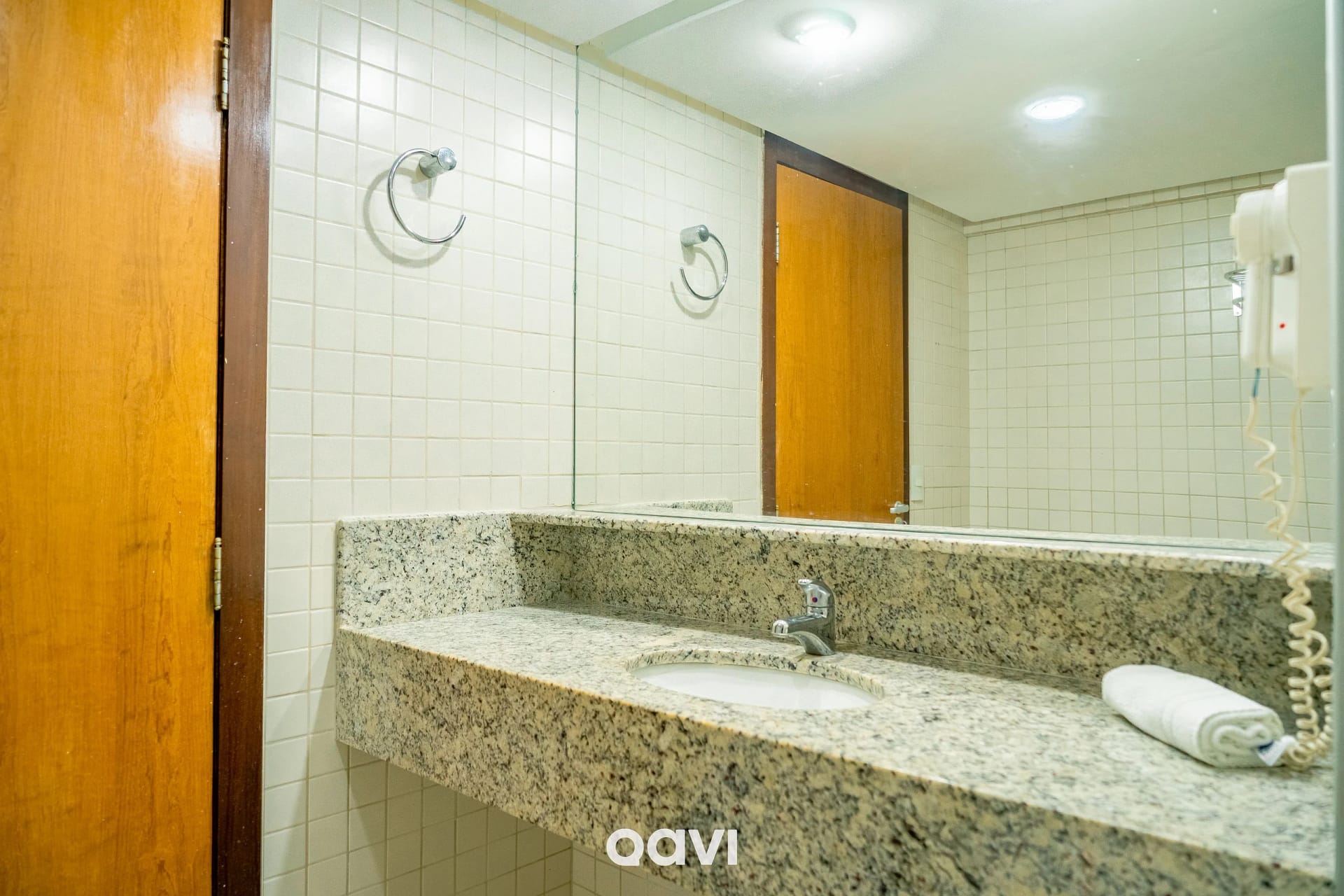 Banheiro — Flat Vista Parcial Mar em Petrópolis by Qavi