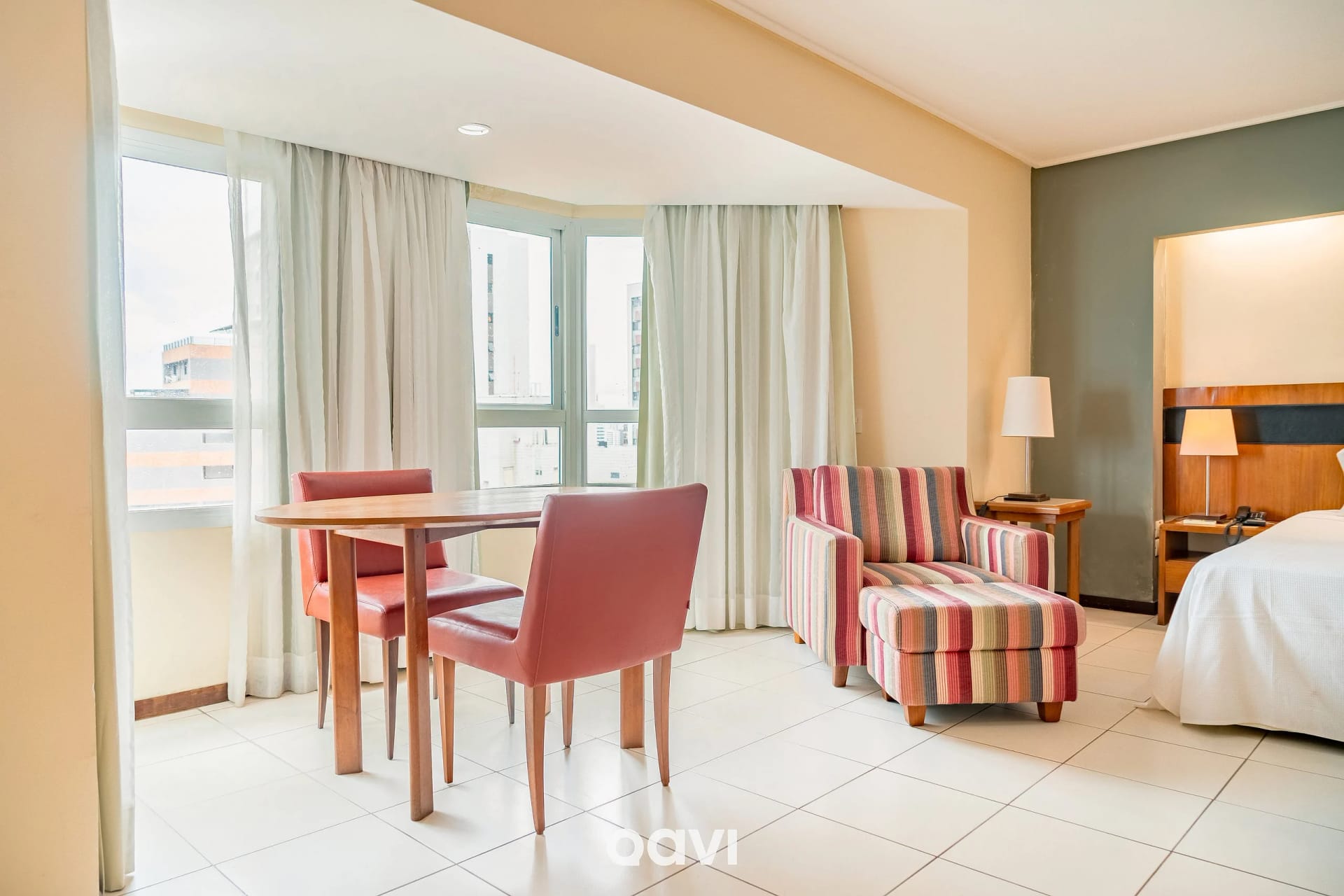 Foto de todo o quarto — Flat 1109 Vista Parcial Mar em Petrópolis by Qavi