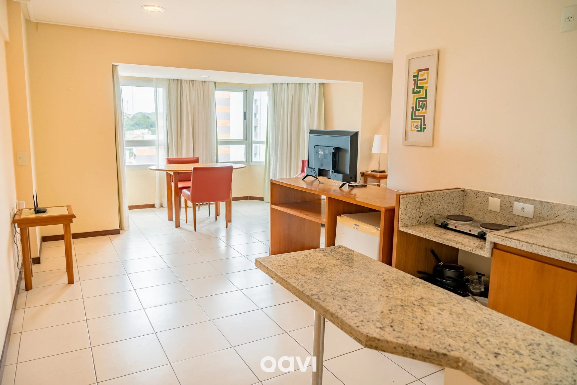 Foto de todo o quarto — Flat 1109 Vista Parcial Mar em Petrópolis by Qavi