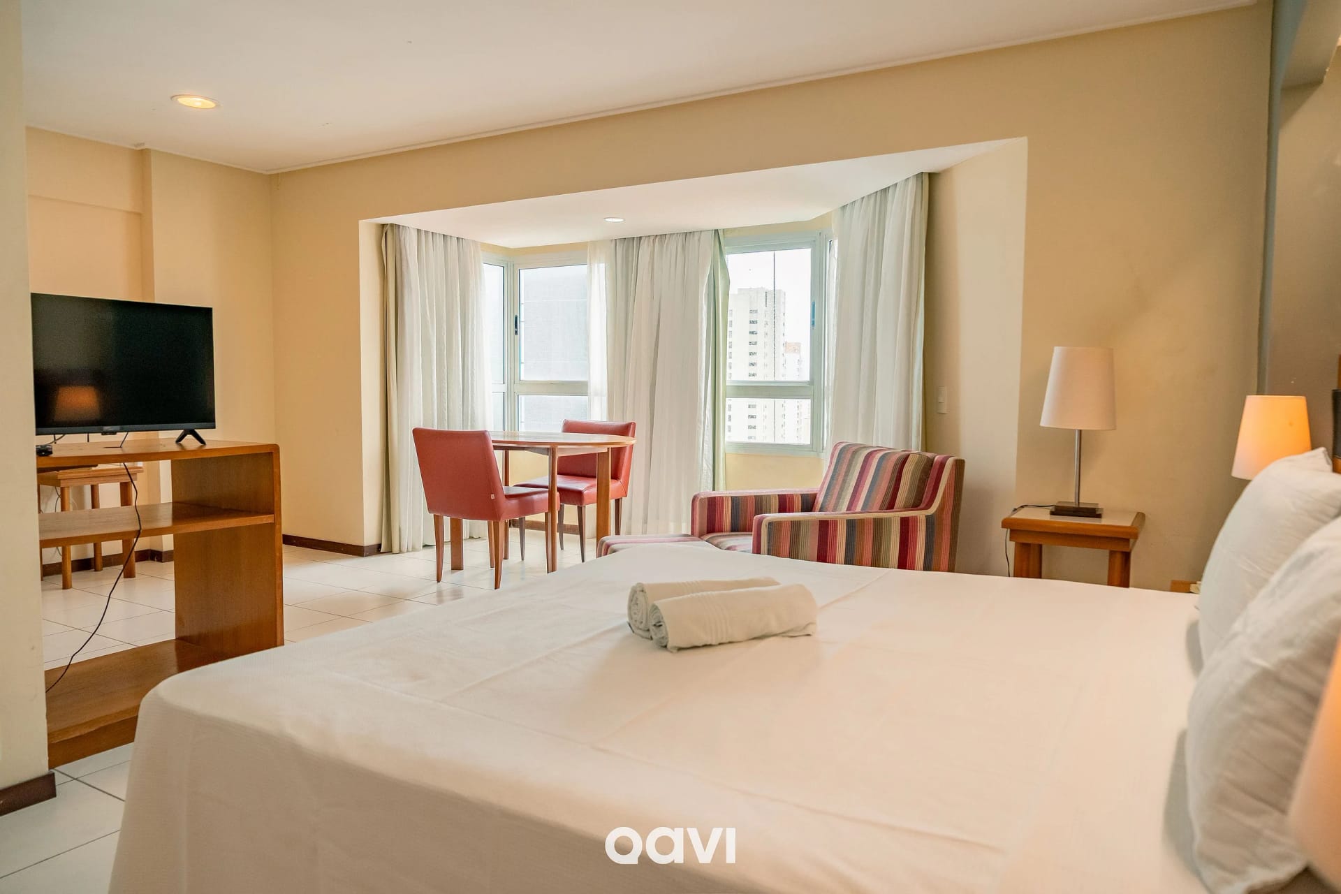 Foto de todo o quarto — Flat 1109 Vista Parcial Mar em Petrópolis by Qavi