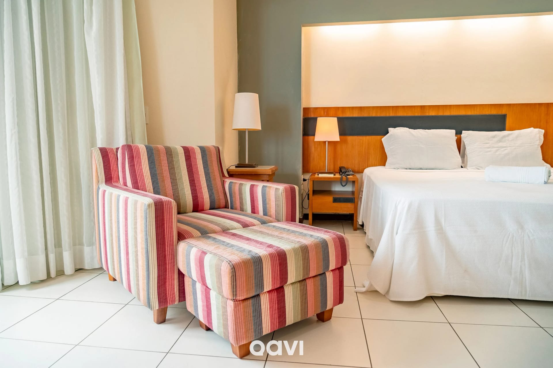 Cama — Flat 1109 Vista Parcial Mar em Petrópolis by Qavi