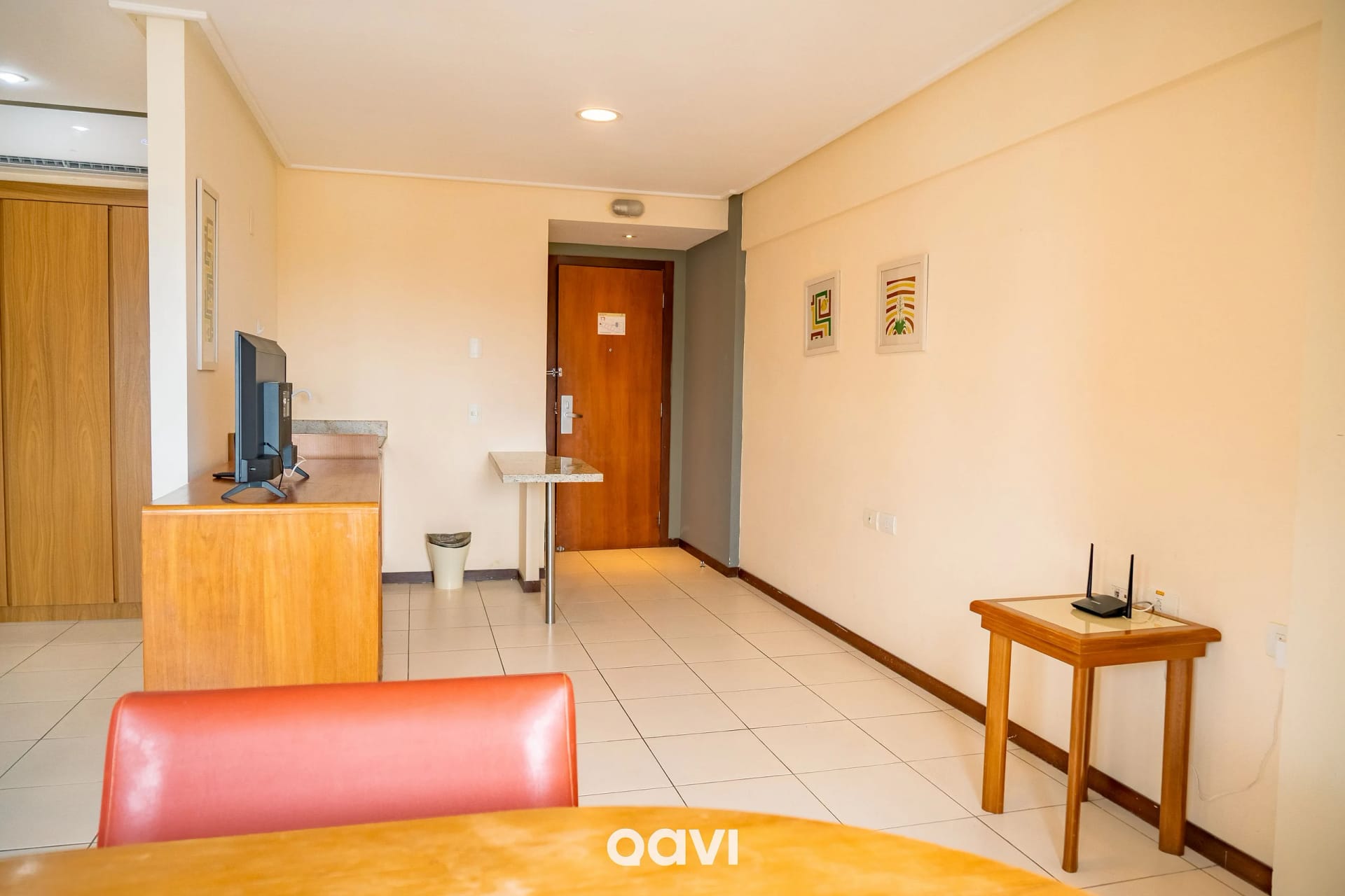 Foto de todo o quarto — Flat 1109 Vista Parcial Mar em Petrópolis by Qavi