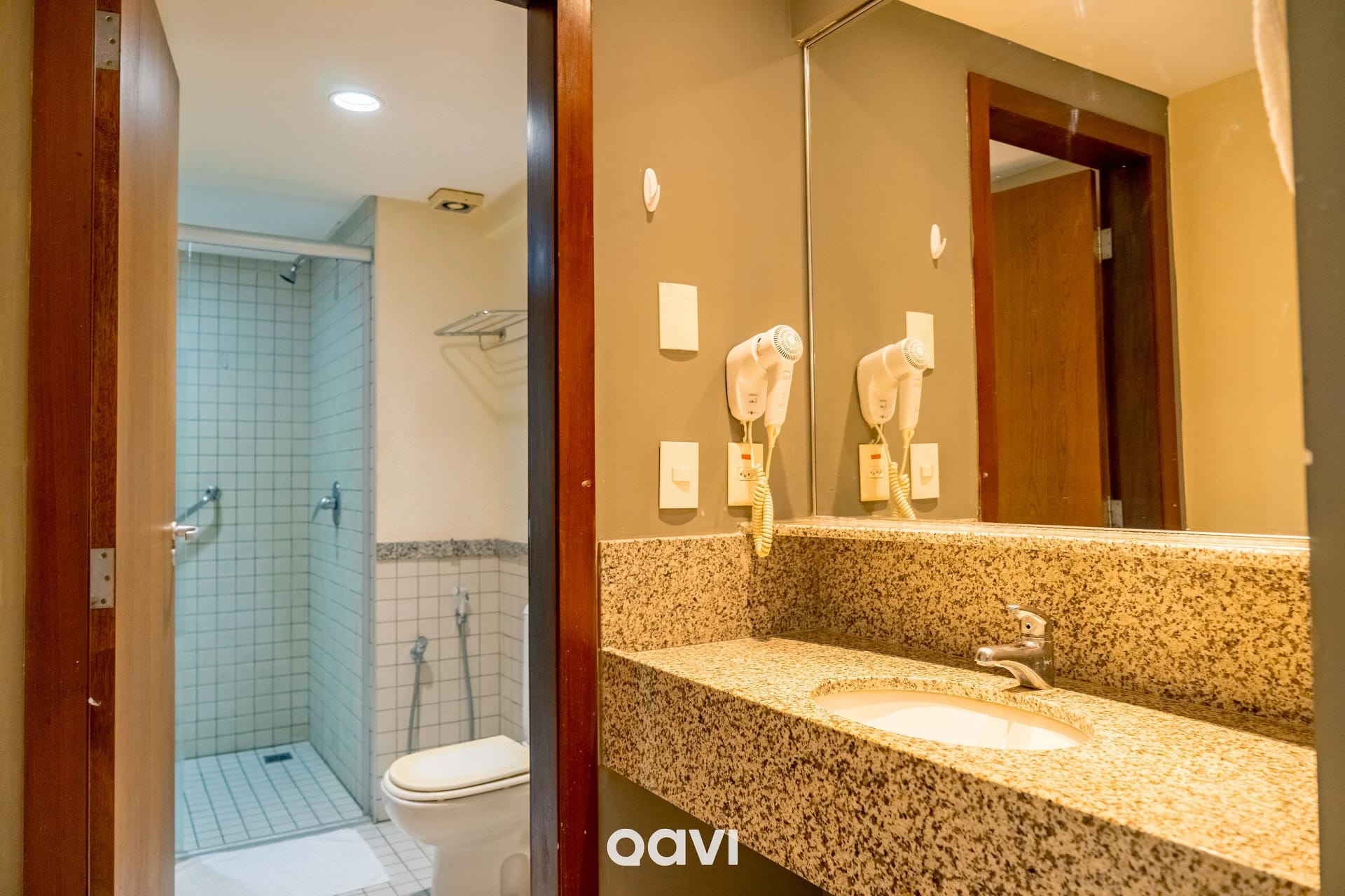 Banheiro — Flat 1109 Vista Parcial Mar em Petrópolis by Qavi