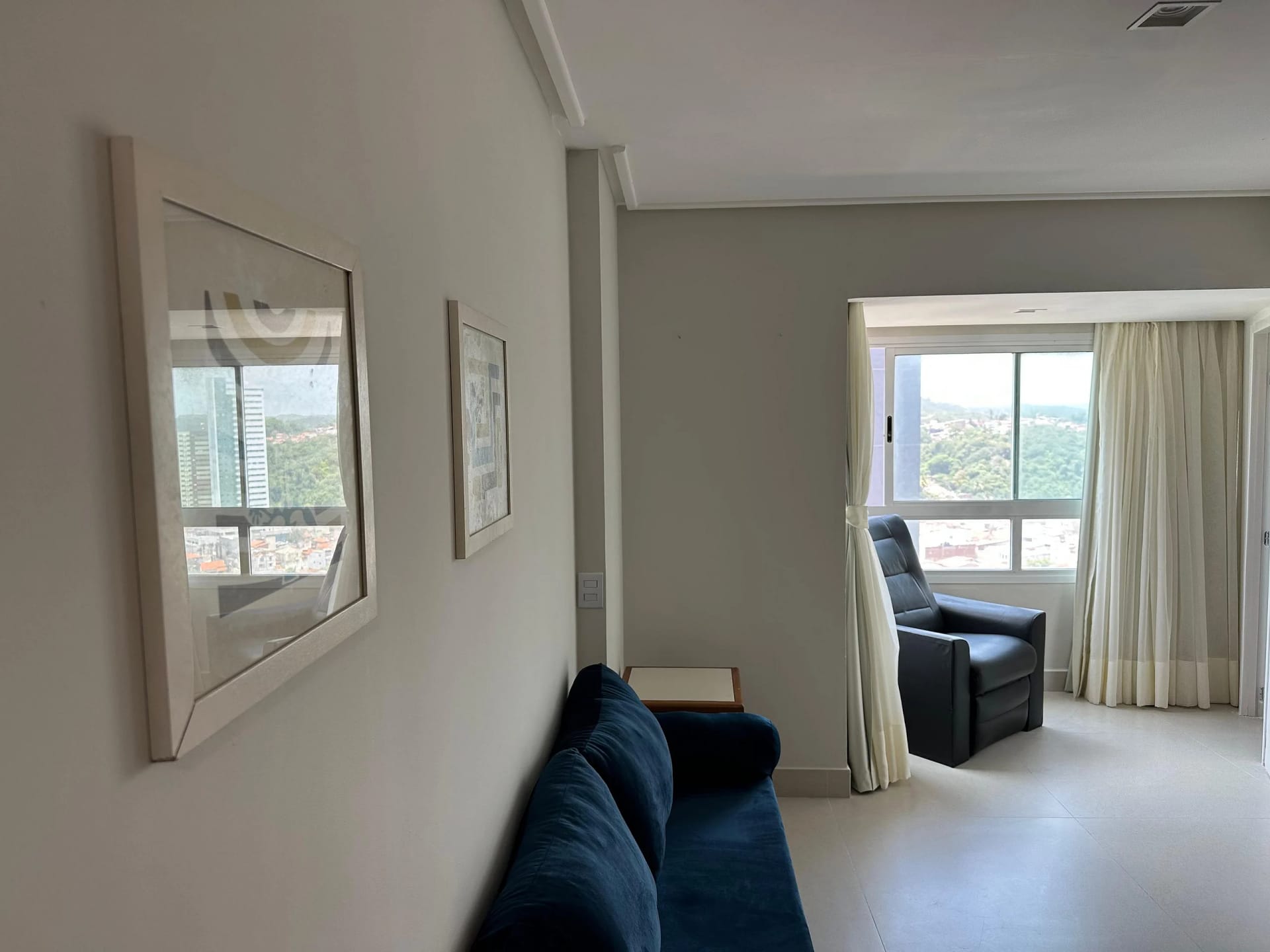Sala de Estar — Flat Vista Parcial Mar em Petrópolis by Qavi
