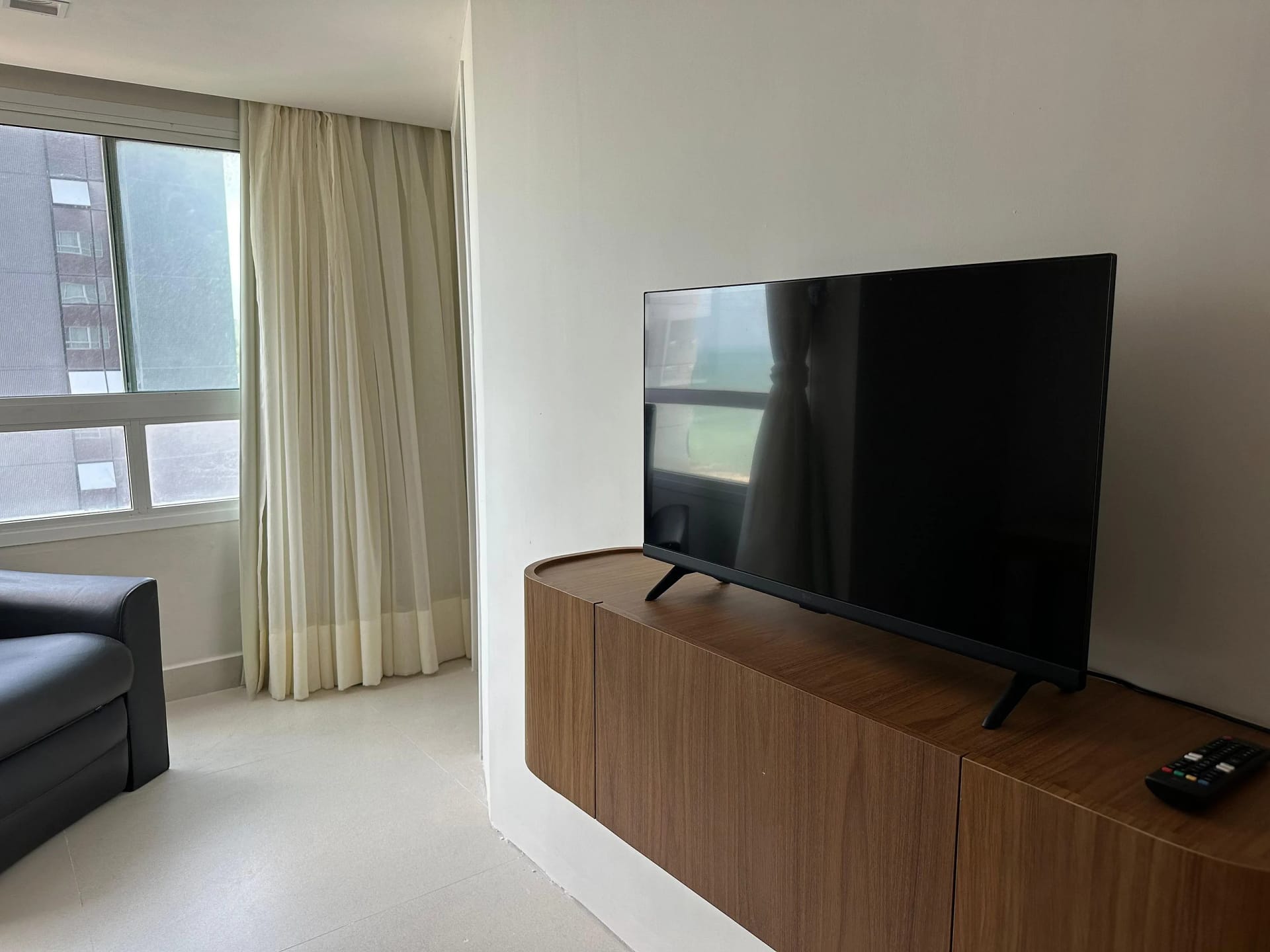 Sala de Estar — Flat Vista Parcial Mar em Petrópolis by Qavi