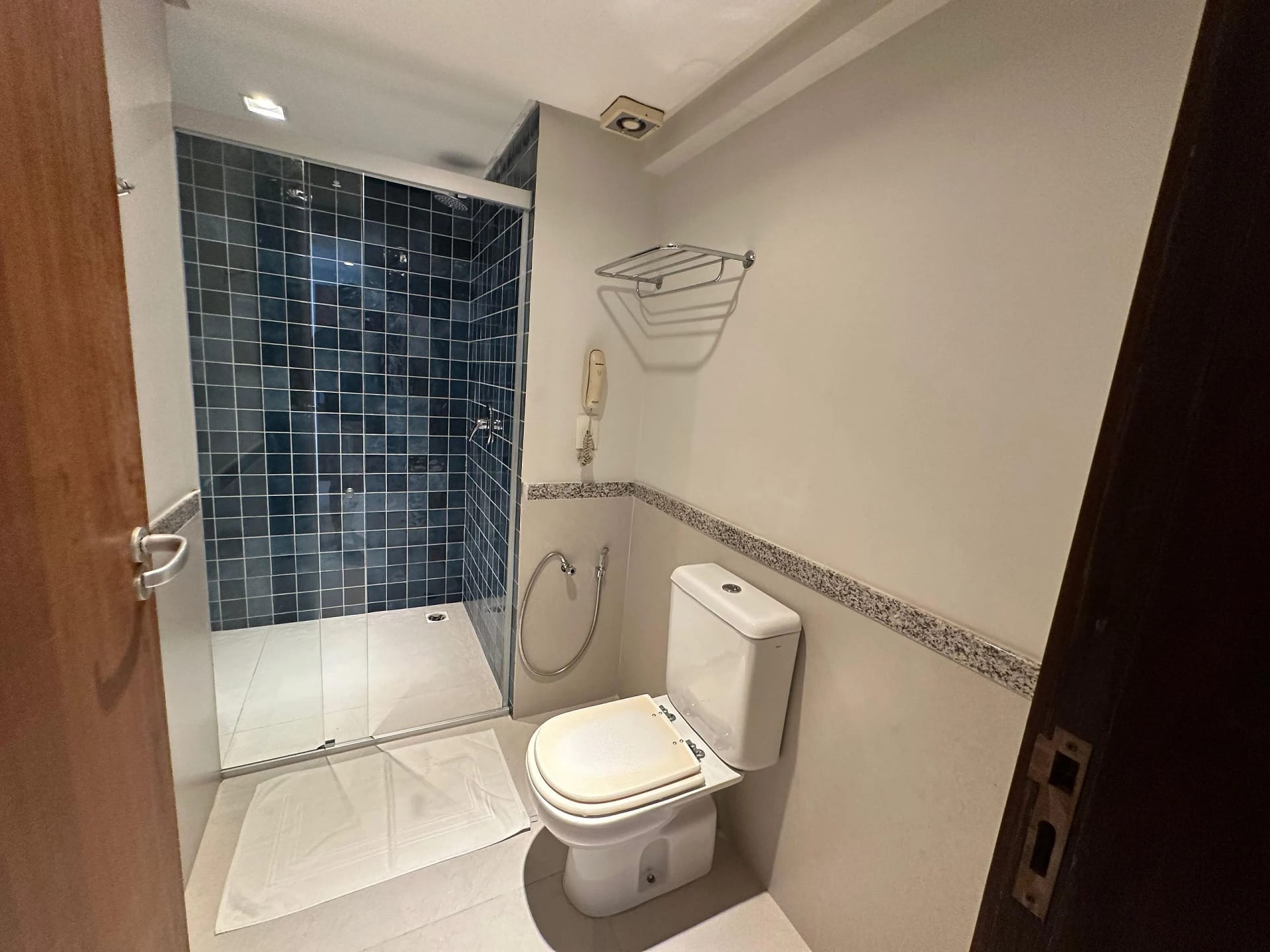 Banheiro — Flat Vista Parcial Mar em Petrópolis by Qavi