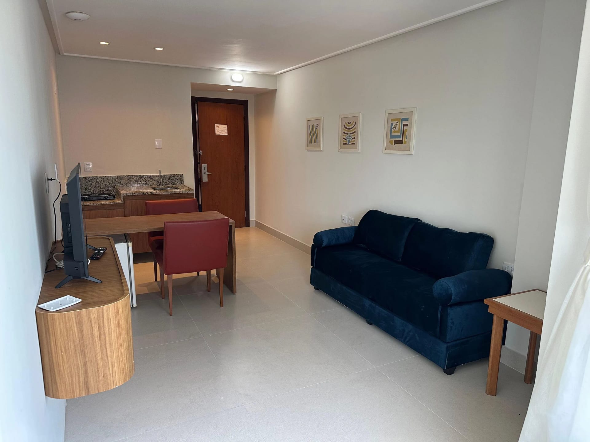 Sala de Estar — Flat Vista Parcial Mar em Petrópolis by Qavi