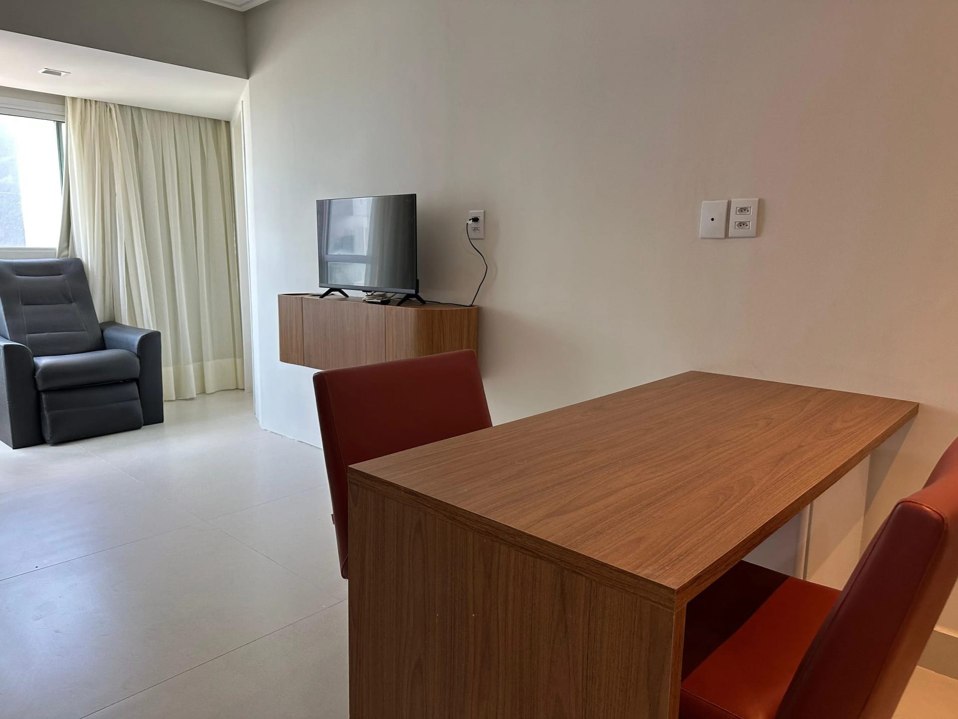 Sala de Estar — Flat Vista Parcial Mar em Petrópolis by Qavi