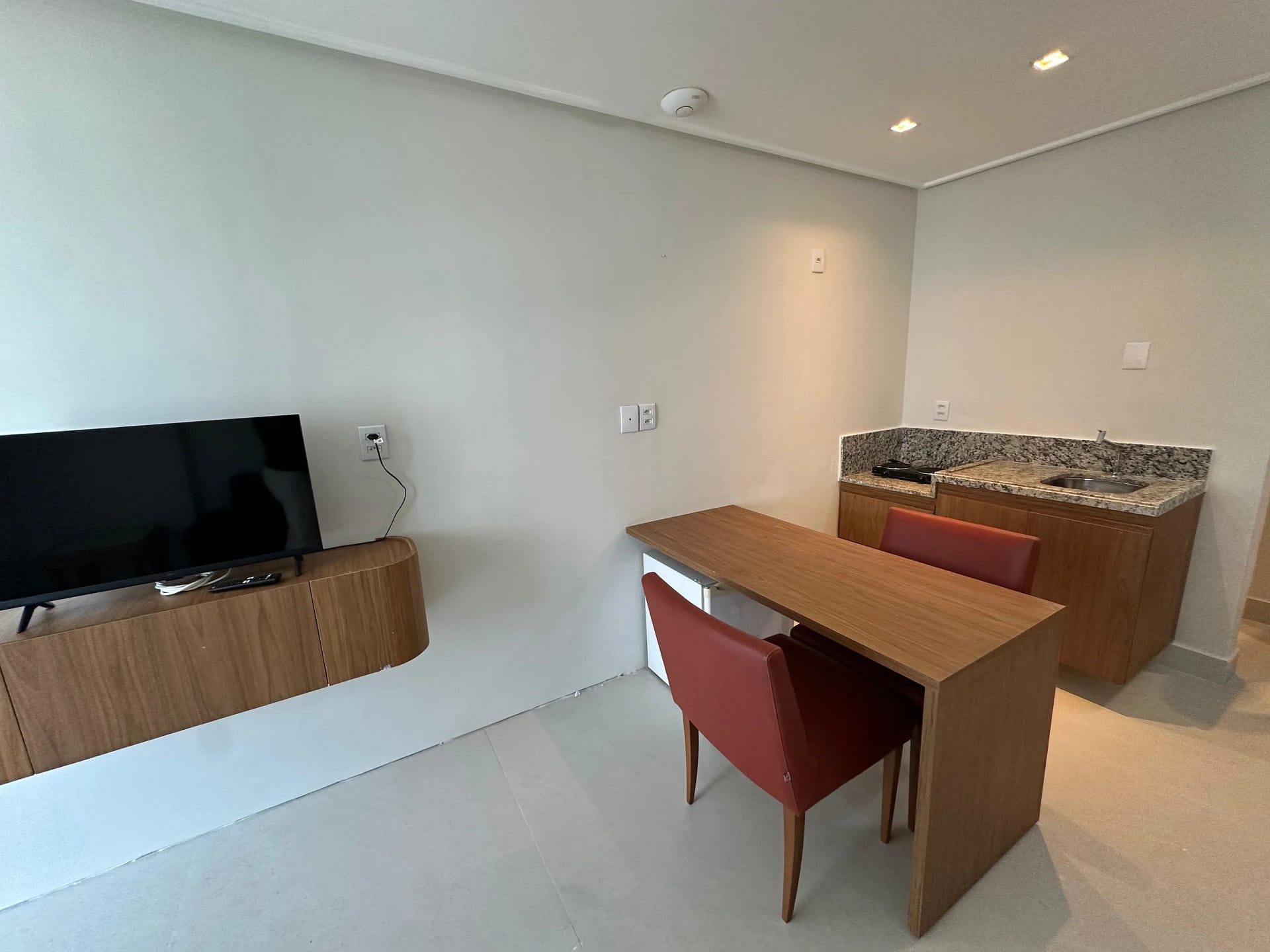 Sala de Estar — Flat Vista Parcial Mar em Petrópolis by Qavi