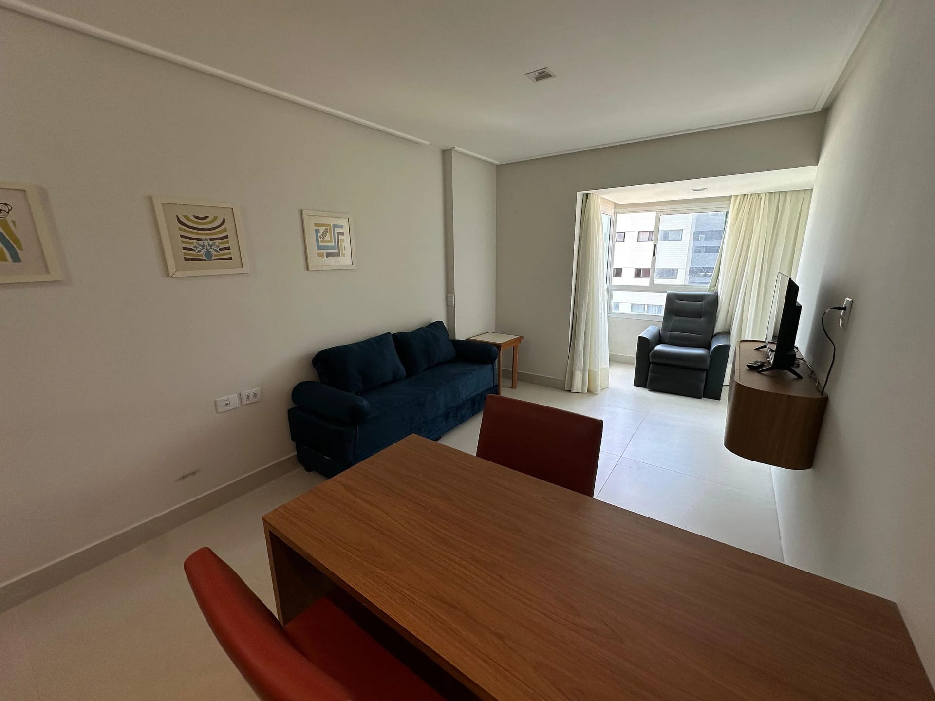 Sala de Estar — Flat Vista Parcial Mar em Petrópolis by Qavi