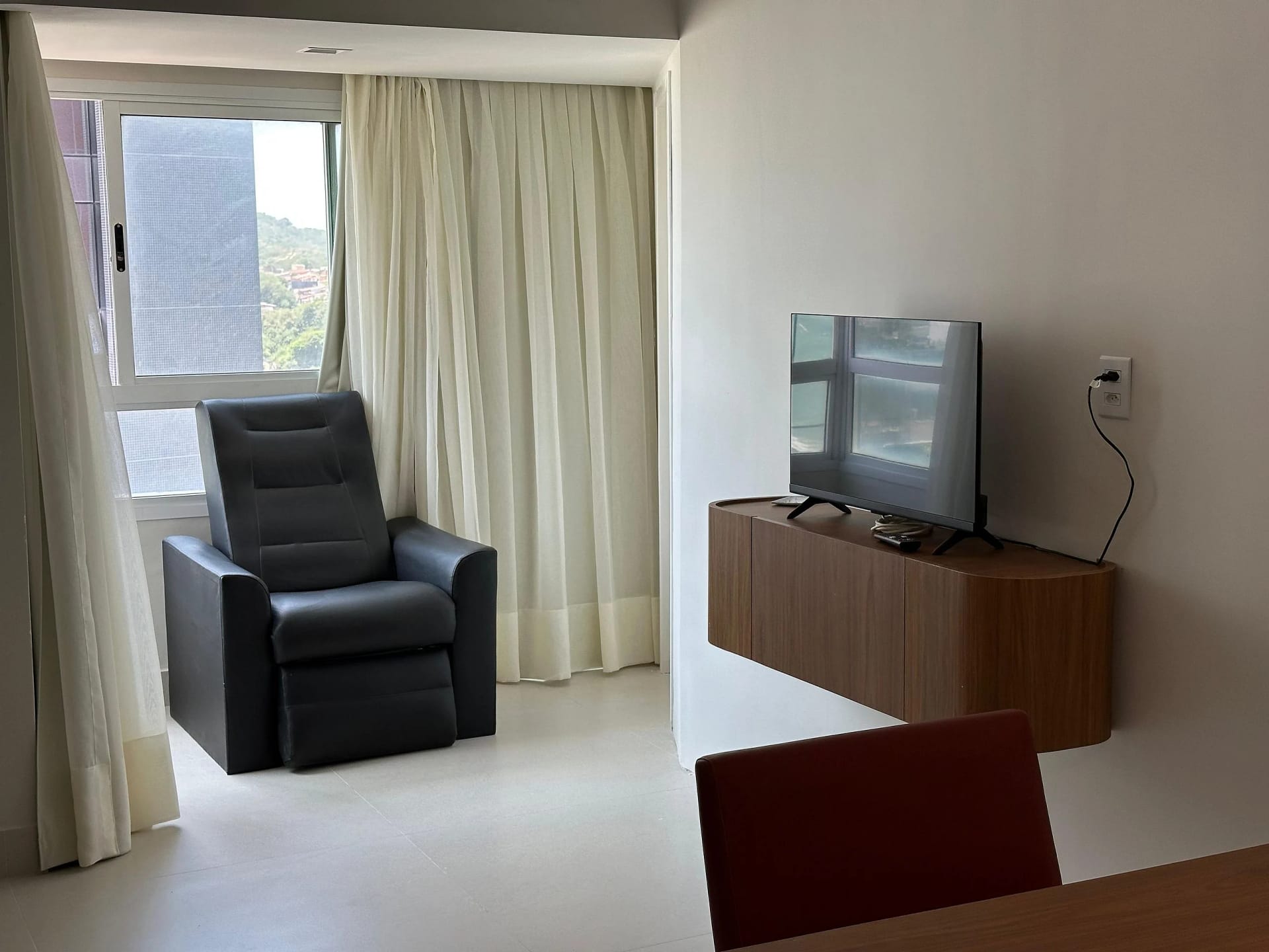 Sala de Estar — Flat Vista Parcial Mar em Petrópolis by Qavi