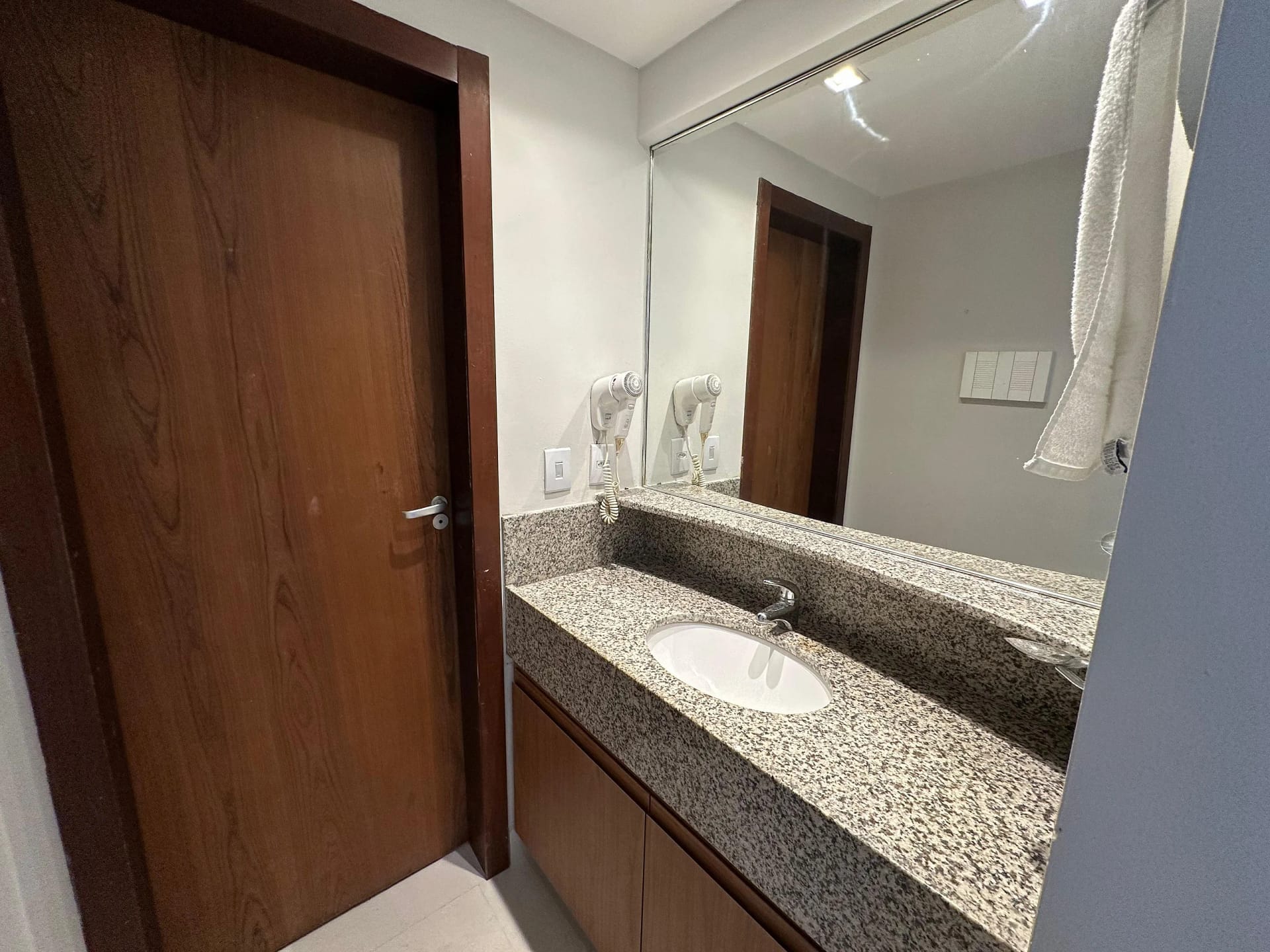 Banheiro — Flat Vista Parcial Mar em Petrópolis by Qavi