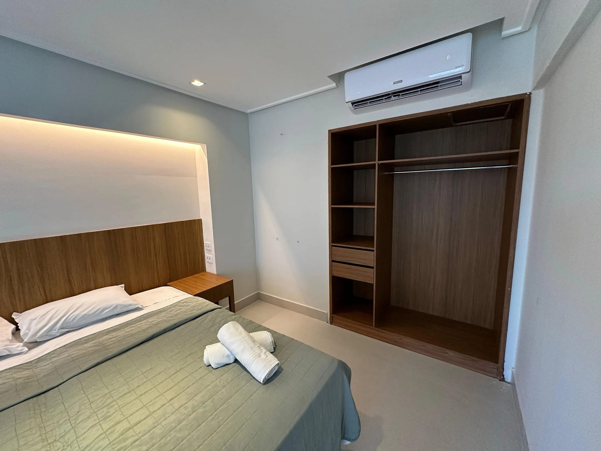 Quarto — Flat Vista Parcial Mar em Petrópolis by Qavi