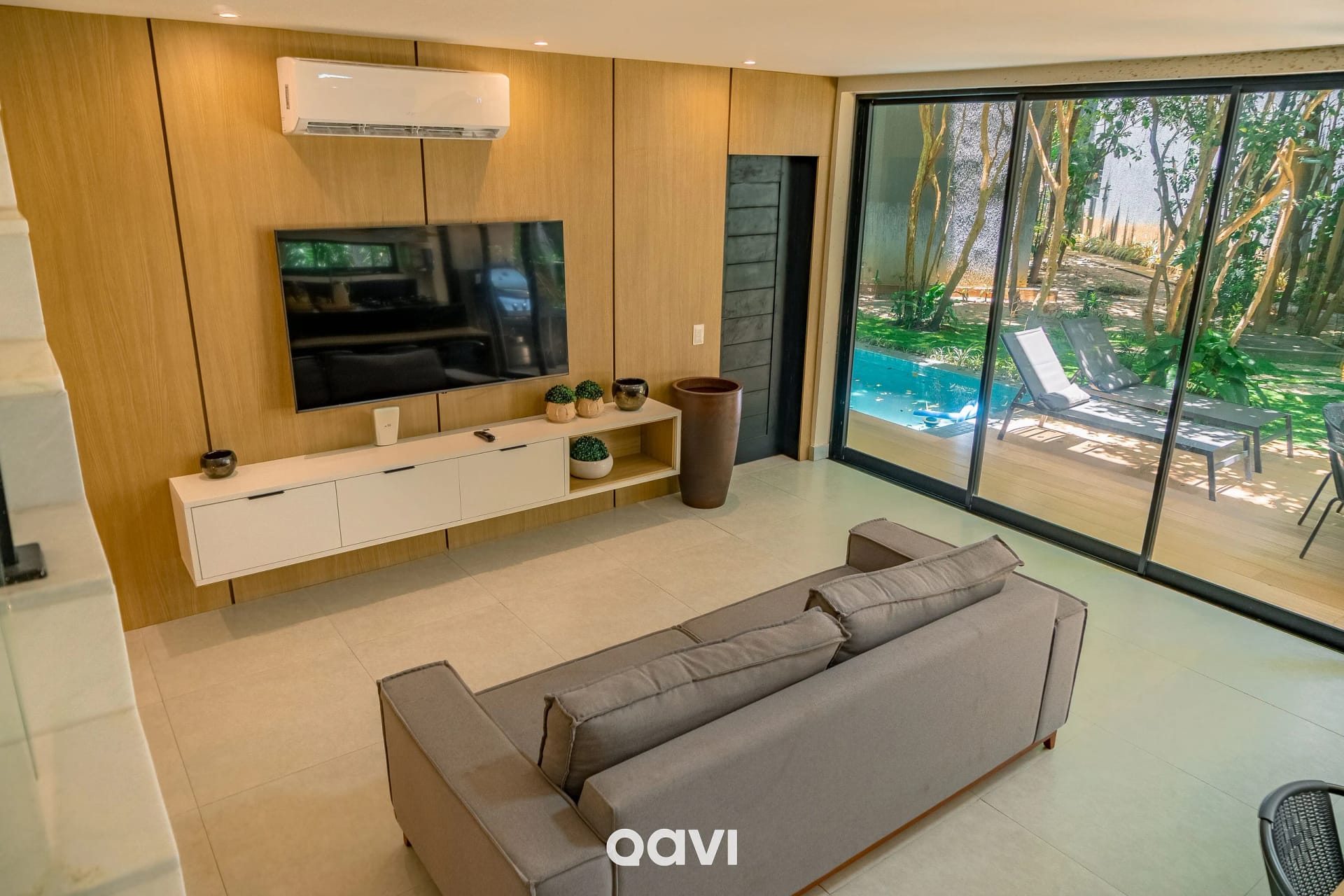 Sala de Estar — Casa com Piscina Privativa em condomínio Maxlife11 - By Qavi