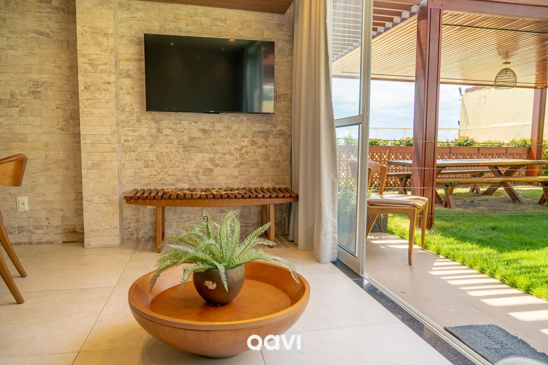 Sala de Estar — Triplex à Beira-Mar com Vista em Pirangi by Qavi